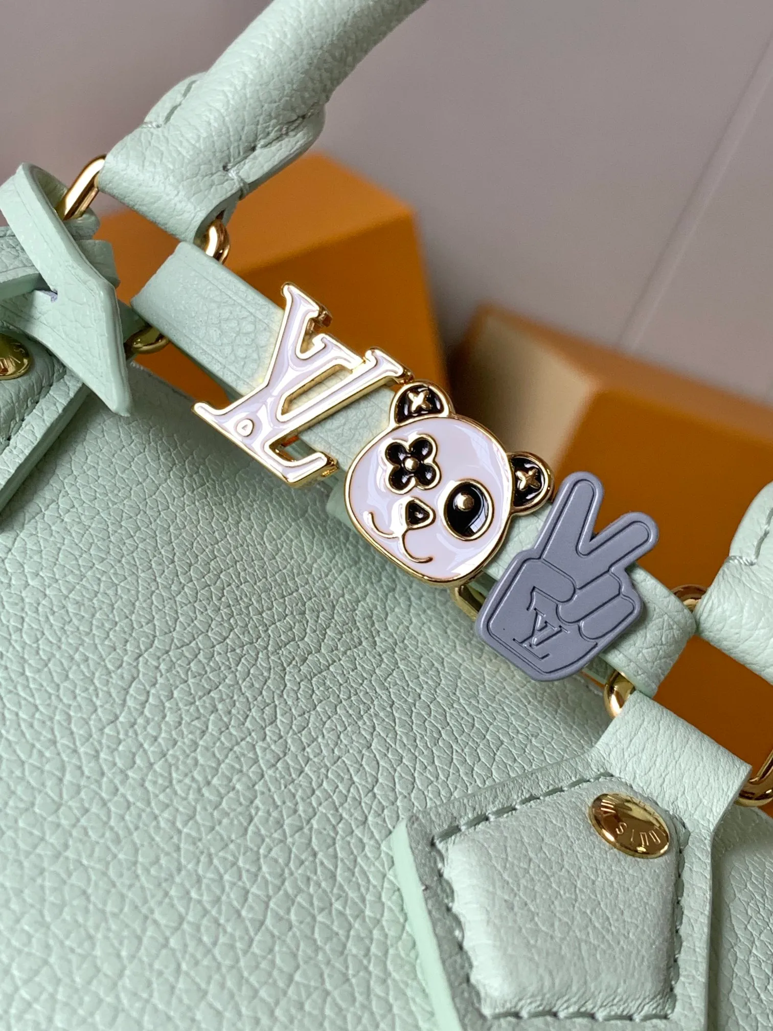 💰1140 (top layer leather) top original order, transcoding chip 2024 Chinese Valentine's Day limited speedy18, to meet daily needs, it is equipped with exquisite and compact accessories that can be worn in a variety of ways, plus a detachable chain strap to achieve a comfortable shoulder-carrying experience. M24606 black flower M46970 old flower M24605 green leather, M24598 purple leather M24474 white flower, M24605 blue leather Size: 18.0x12.5x11.0 (length x height x width)