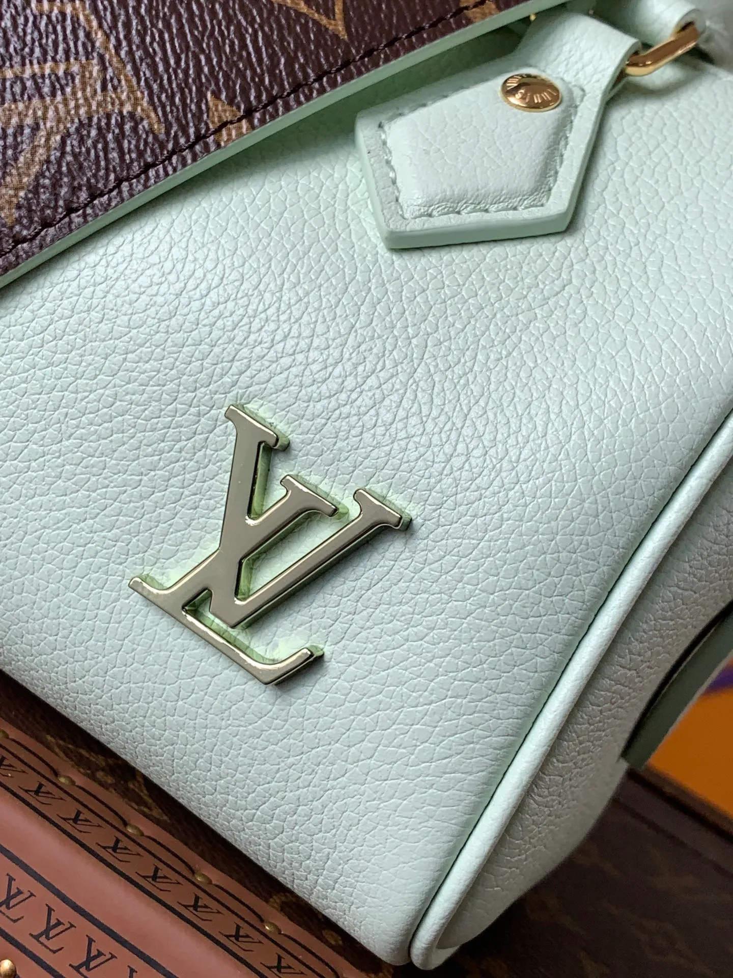 💰1140 (top layer leather) top original order, transcoding chip 2024 Chinese Valentine's Day limited speedy18, to meet daily needs, it is equipped with exquisite and compact accessories that can be worn in a variety of ways, plus a detachable chain strap to achieve a comfortable shoulder-carrying experience. M24606 black flower M46970 old flower M24605 green leather, M24598 purple leather M24474 white flower, M24605 blue leather Size: 18.0x12.5x11.0 (length x height x width)