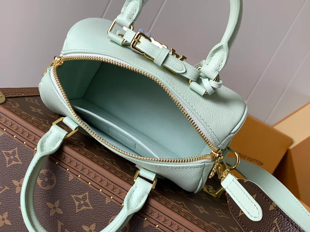 💰1140 (top layer leather) top original order, transcoding chip 2024 Chinese Valentine's Day limited speedy18, to meet daily needs, it is equipped with exquisite and compact accessories that can be worn in a variety of ways, plus a detachable chain strap to achieve a comfortable shoulder-carrying experience. M24606 black flower M46970 old flower M24605 green leather, M24598 purple leather M24474 white flower, M24605 blue leather Size: 18.0x12.5x11.0 (length x height x width)