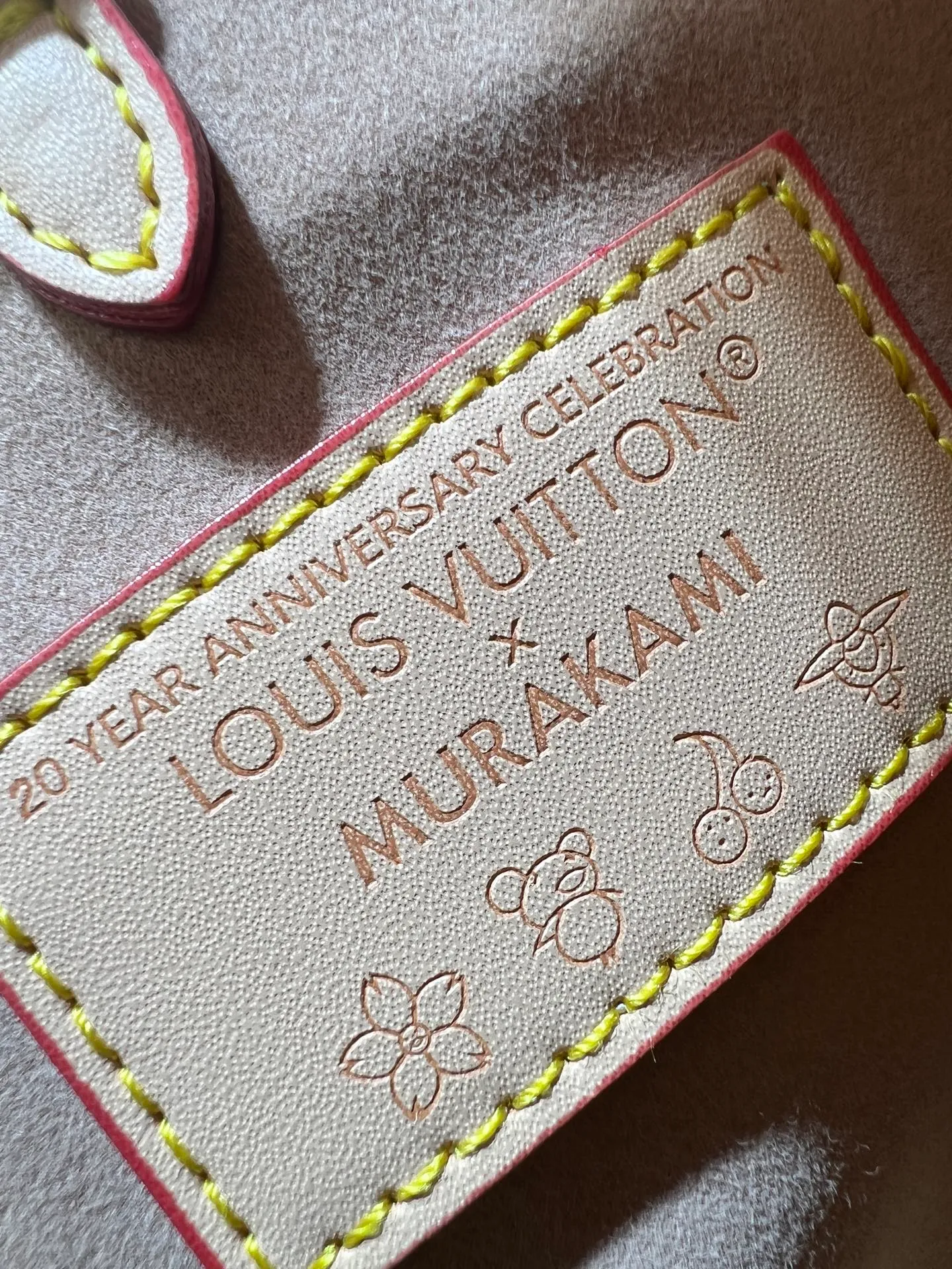 Batch 300💰M45659 M46373🔥Lv&Takashi Murakami🐼Sakura🌸OnTheGo small new version The legendary ONTHEGO handbag: always able to meet your various needs for handbags. It has a large capacity but is not bulky. It is stiff and soft to the touch, making it suitable for home and travel. Tighten the side ties and it instantly transforms into a stylish urban handbag. Loosen the straps and it transforms into a chic and practical handbag. The slender leather handle can be carried over the shoulder or between the arms. The model shown here is made of Damier Azur canvas. Size: 18x15x8.5cm