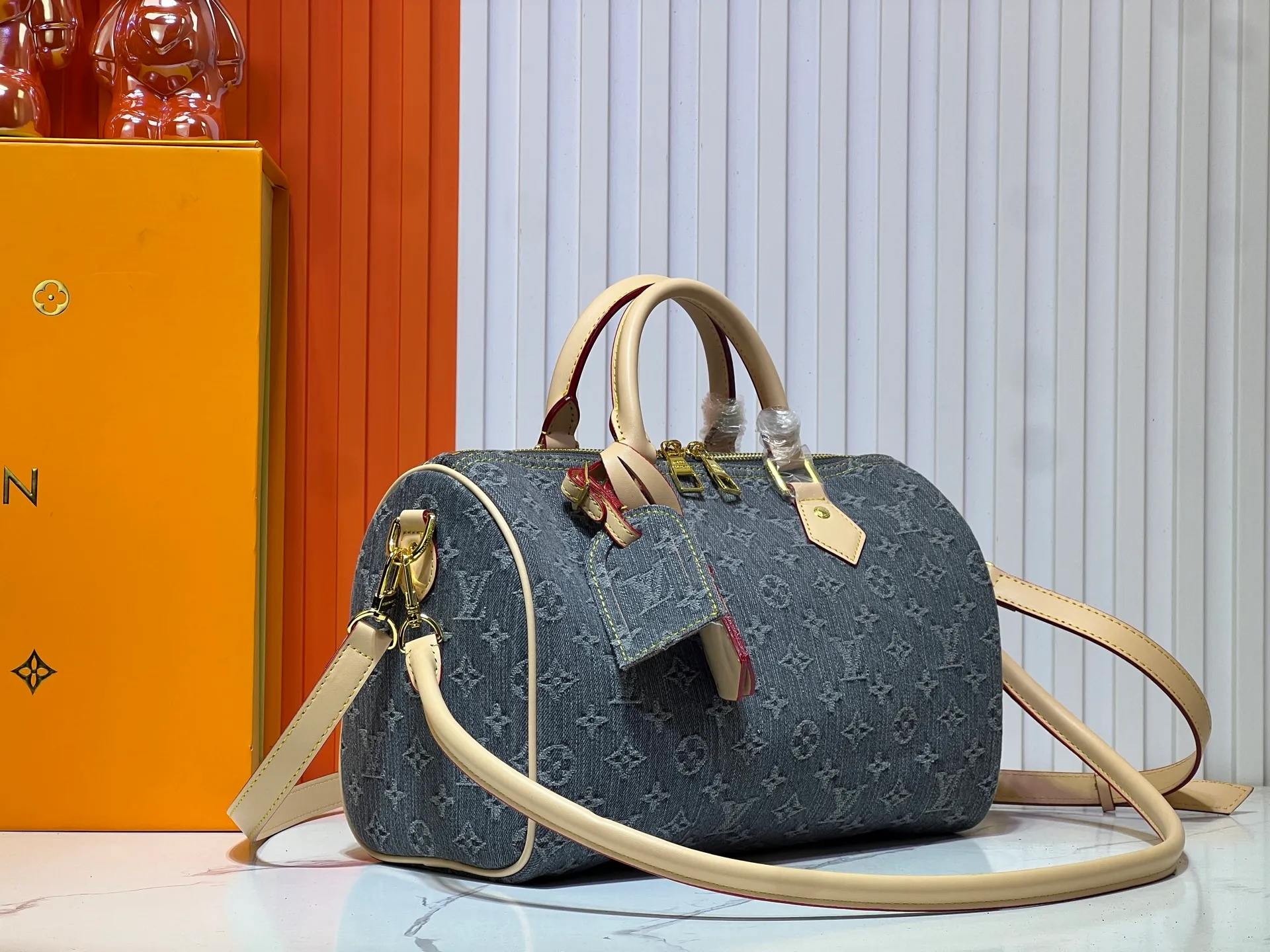Batch 300💰M13443 M40391 Denim denim Louis Vuitton collaborated with Takashi Murakami for the first time and launched the classic "Color Monogram" series, which immediately caused a trend storm. Based on the denim denim design launched in 2005, cherry elements are integrated into LV's classic Monogram canvas, showing the perfect combination of art and fashion. Size: 30x21x17