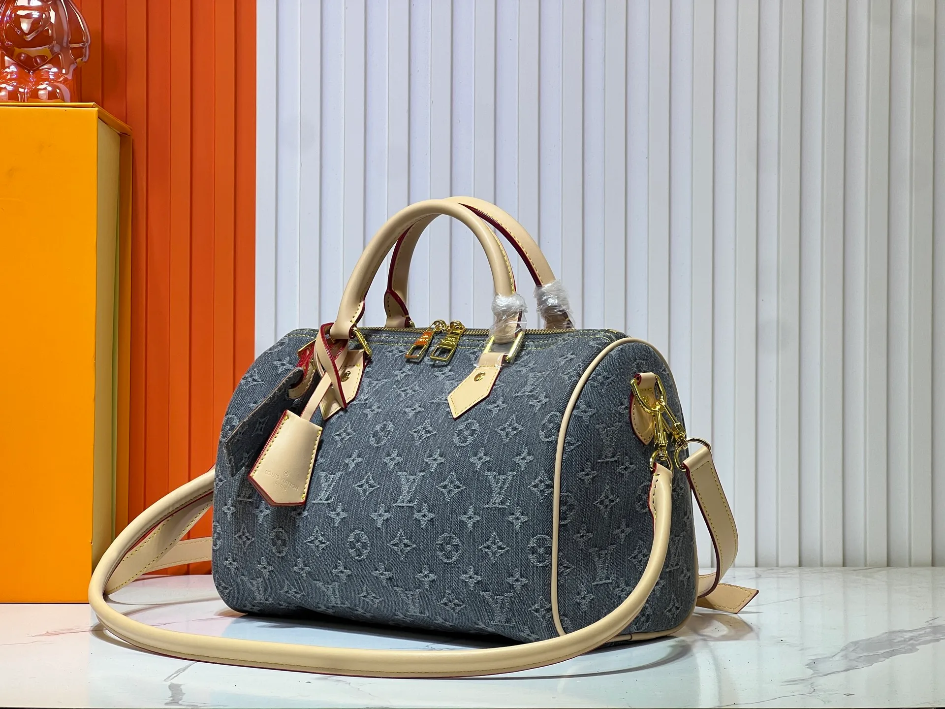 Batch 300💰M13443 M40391 Denim denim Louis Vuitton collaborated with Takashi Murakami for the first time and launched the classic "Color Monogram" series, which immediately caused a trend storm. Based on the denim denim design launched in 2005, cherry elements are integrated into LV's classic Monogram canvas, showing the perfect combination of art and fashion. Size: 30x21x17