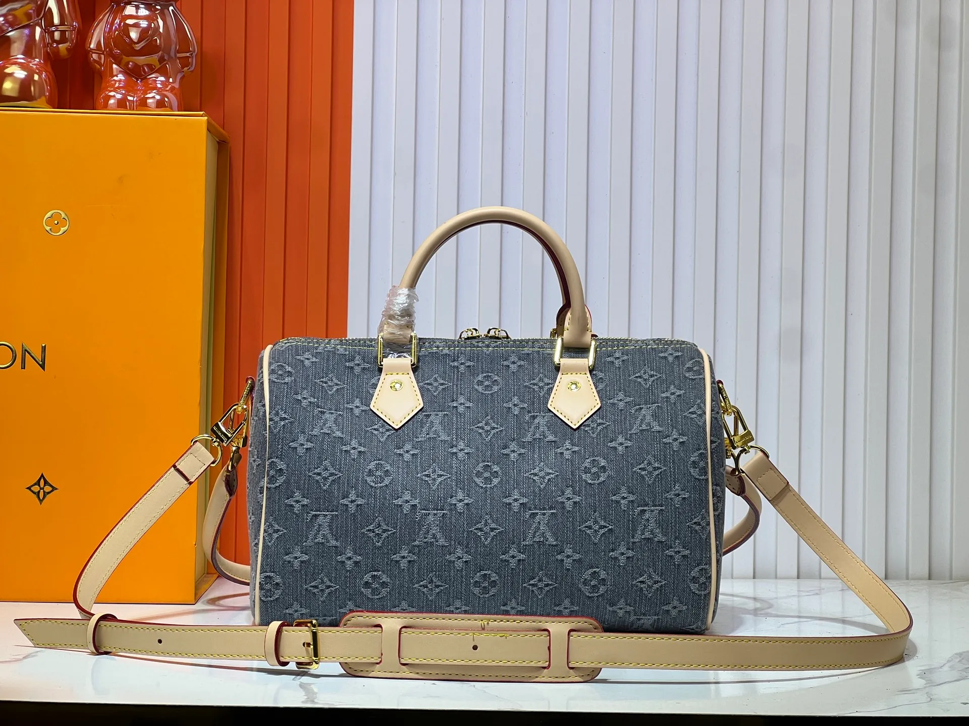 Batch 300💰M13443 M40391 Denim denim Louis Vuitton collaborated with Takashi Murakami for the first time and launched the classic "Color Monogram" series, which immediately caused a trend storm. Based on the denim denim design launched in 2005, cherry elements are integrated into LV's classic Monogram canvas, showing the perfect combination of art and fashion. Size: 30x21x17
