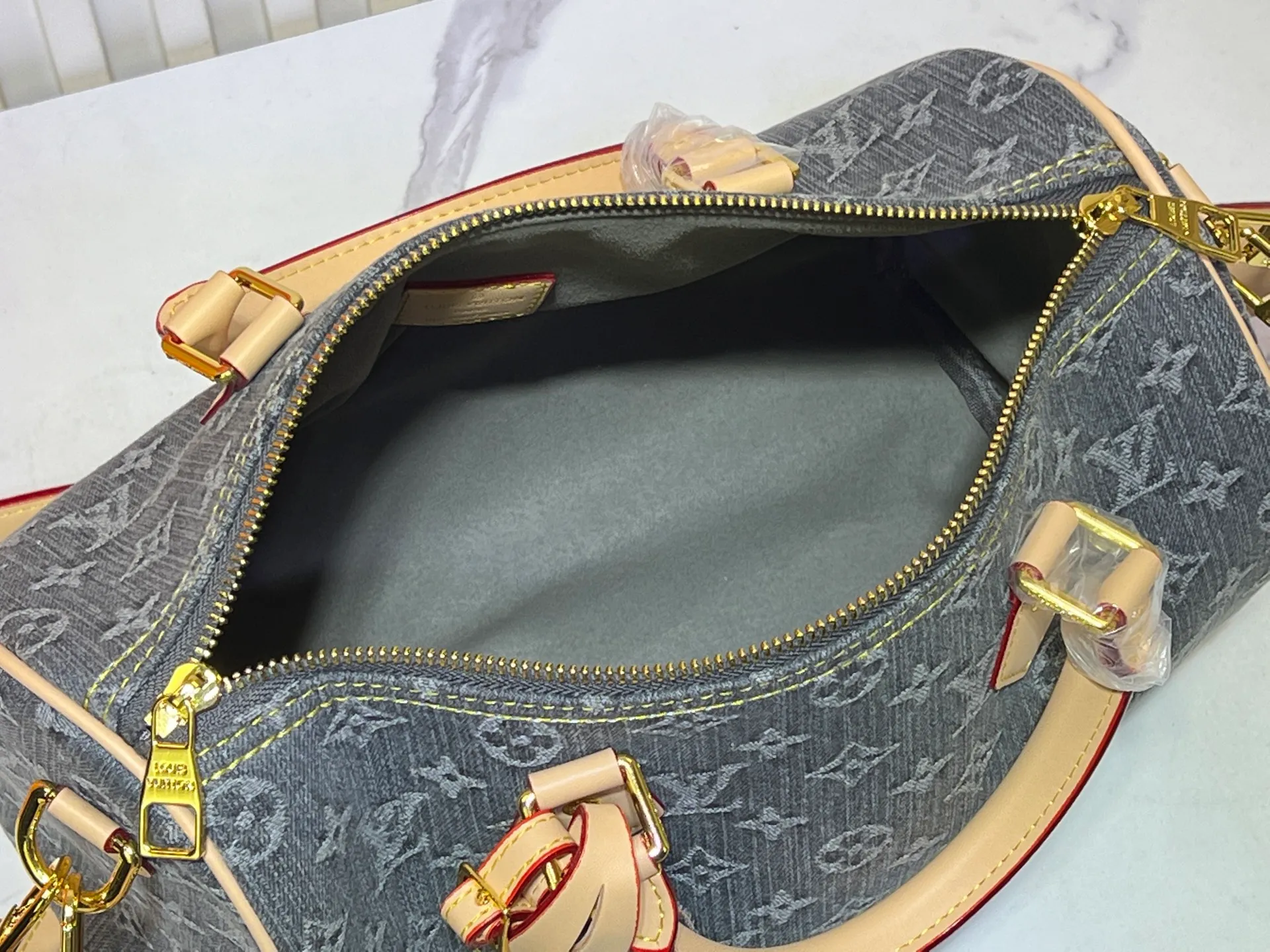 Batch 300💰M13443 M40391 Denim denim Louis Vuitton collaborated with Takashi Murakami for the first time and launched the classic "Color Monogram" series, which immediately caused a trend storm. Based on the denim denim design launched in 2005, cherry elements are integrated into LV's classic Monogram canvas, showing the perfect combination of art and fashion. Size: 30x21x17