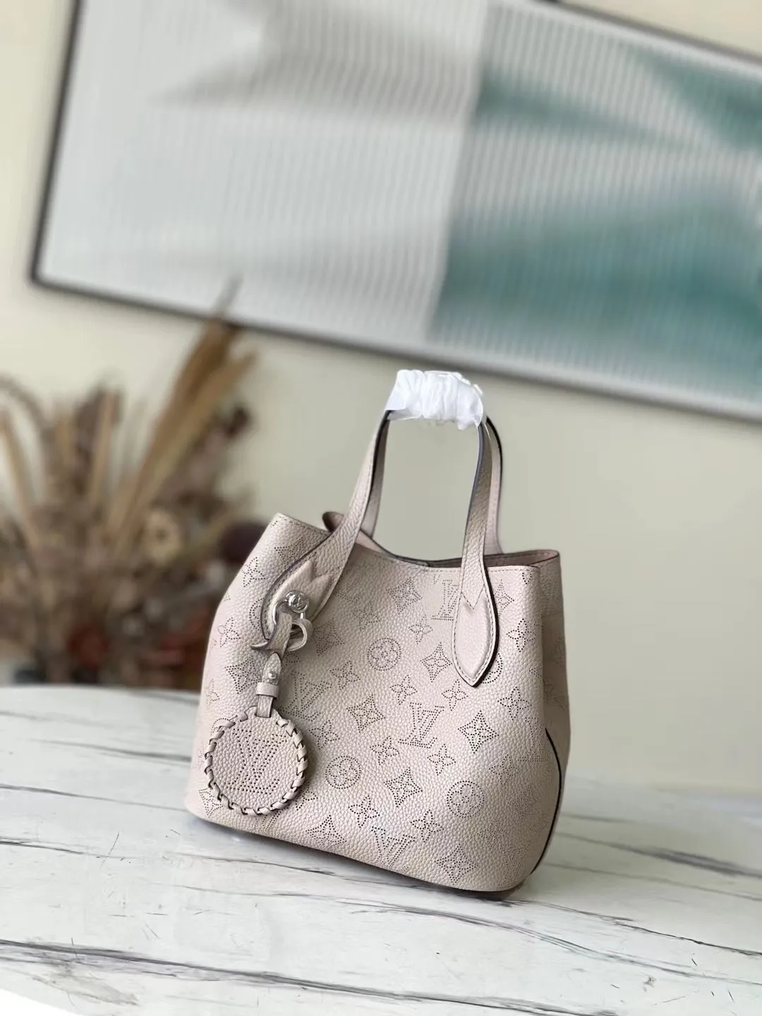 💰1060 (top-grain leather) top-quality original M21849 elephant gray Blossom small handbag is made of engraved and perforated cow leather, interpreting practical functions in a leisurely style. The inner compartment is equipped with a detachable zipper bag to easily accommodate daily needs; the handle is convenient for carrying by hand or elbow, and the detachable and adjustable shoulder strap adds shoulder and cross-body options. Dimensions: 20 x 20 x 12.5 cm