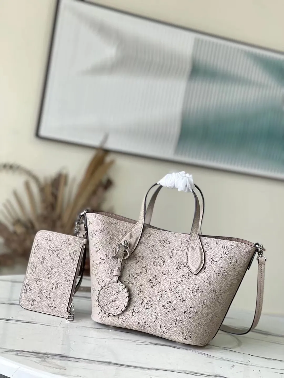 💰1060 (top-grain leather) top-quality original M21849 elephant gray Blossom small handbag is made of engraved and perforated cow leather, interpreting practical functions in a leisurely style. The inner compartment is equipped with a detachable zipper bag to easily accommodate daily needs; the handle is convenient for carrying by hand or elbow, and the detachable and adjustable shoulder strap adds shoulder and cross-body options. Dimensions: 20 x 20 x 12.5 cm