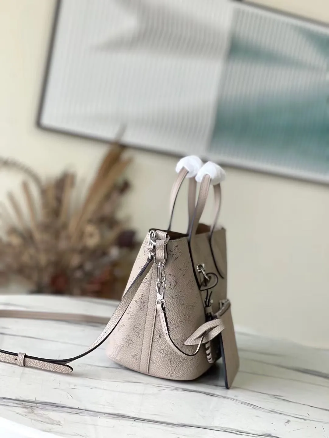 💰1060 (top-grain leather) top-quality original M21849 elephant gray Blossom small handbag is made of engraved and perforated cow leather, interpreting practical functions in a leisurely style. The inner compartment is equipped with a detachable zipper bag to easily accommodate daily needs; the handle is convenient for carrying by hand or elbow, and the detachable and adjustable shoulder strap adds shoulder and cross-body options. Dimensions: 20 x 20 x 12.5 cm