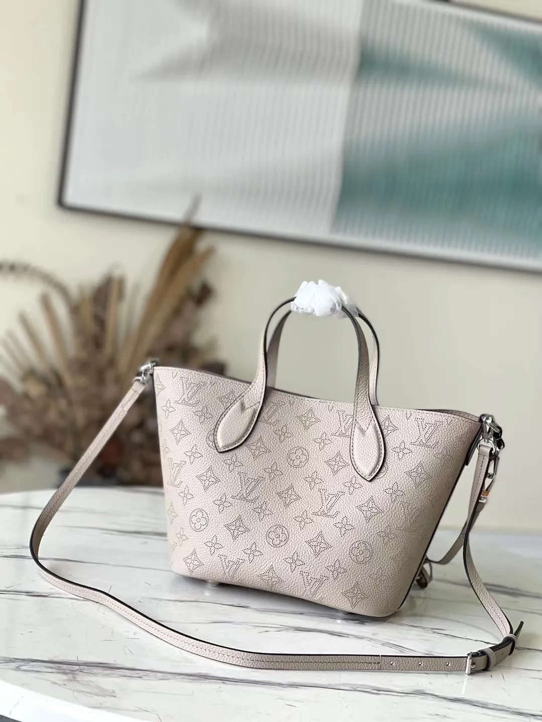 💰1060 (top-grain leather) top-quality original M21849 elephant gray Blossom small handbag is made of engraved and perforated cow leather, interpreting practical functions in a leisurely style. The inner compartment is equipped with a detachable zipper bag to easily accommodate daily needs; the handle is convenient for carrying by hand or elbow, and the detachable and adjustable shoulder strap adds shoulder and cross-body options. Dimensions: 20 x 20 x 12.5 cm