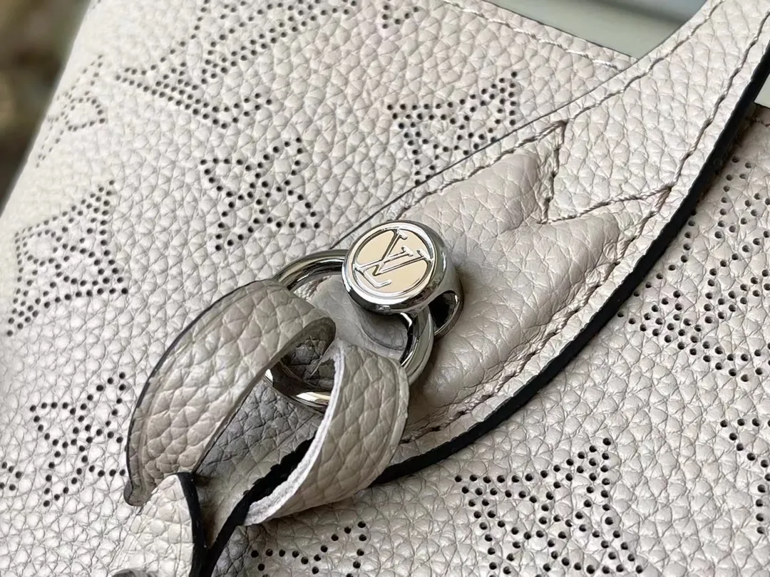 💰1060 (top-grain leather) top-quality original M21849 elephant gray Blossom small handbag is made of engraved and perforated cow leather, interpreting practical functions in a leisurely style. The inner compartment is equipped with a detachable zipper bag to easily accommodate daily needs; the handle is convenient for carrying by hand or elbow, and the detachable and adjustable shoulder strap adds shoulder and cross-body options. Dimensions: 20 x 20 x 12.5 cm
