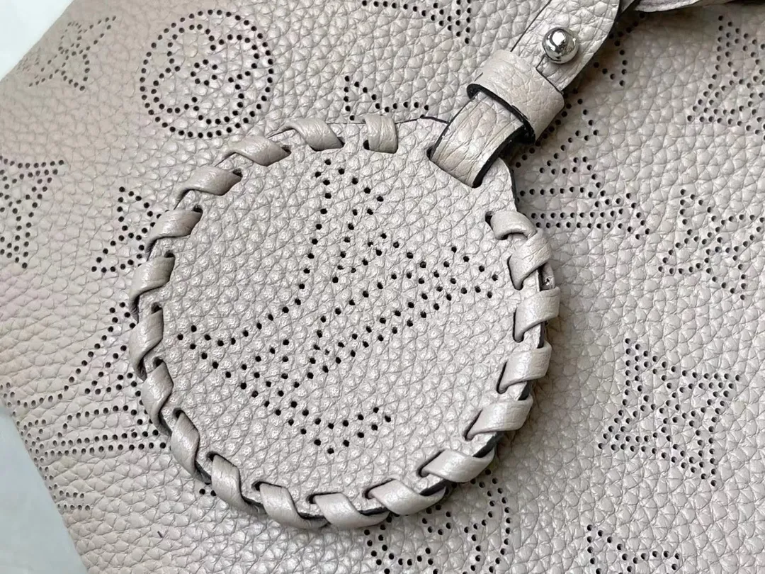 💰1060 (top-grain leather) top-quality original M21849 elephant gray Blossom small handbag is made of engraved and perforated cow leather, interpreting practical functions in a leisurely style. The inner compartment is equipped with a detachable zipper bag to easily accommodate daily needs; the handle is convenient for carrying by hand or elbow, and the detachable and adjustable shoulder strap adds shoulder and cross-body options. Dimensions: 20 x 20 x 12.5 cm