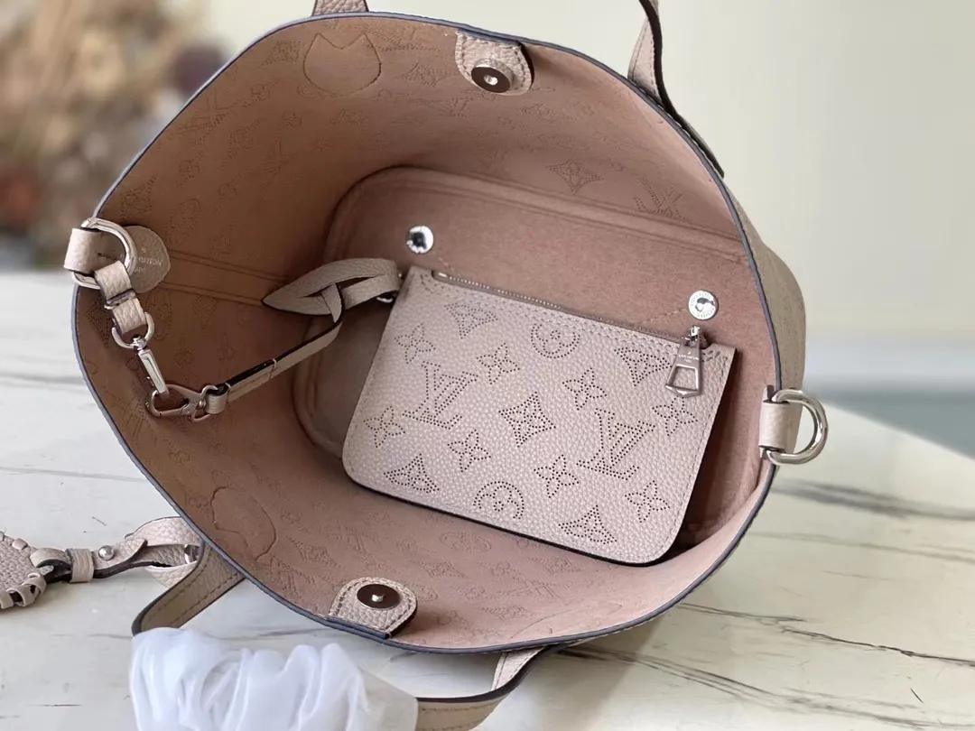 💰1060 (top-grain leather) top-quality original M21849 elephant gray Blossom small handbag is made of engraved and perforated cow leather, interpreting practical functions in a leisurely style. The inner compartment is equipped with a detachable zipper bag to easily accommodate daily needs; the handle is convenient for carrying by hand or elbow, and the detachable and adjustable shoulder strap adds shoulder and cross-body options. Dimensions: 20 x 20 x 12.5 cm