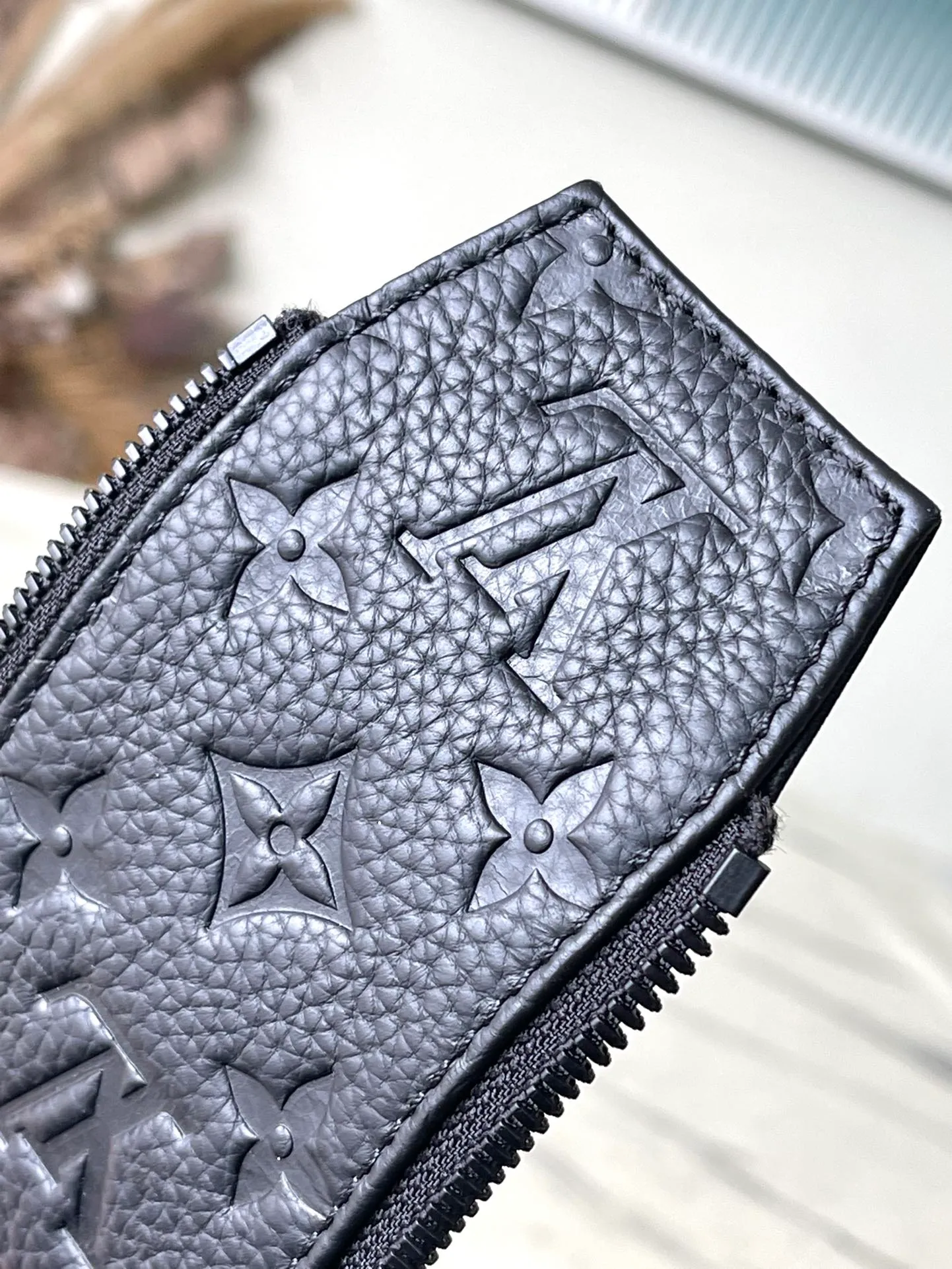 💰800 (top layer leather) Top quality original M59478 embossed This Dopp Kit toiletry bag is made of fine grain Taurillon Monogram leather, carrying toiletries and other personal items in an elegant way. The bag is spacious, equipped with double zipper closure and washable lining, making it both stylish and functional. This accessory makes a thoughtful gift or perfectly complements any travel bag. Detailed dimensions: 28 x 15 x 16.5 cm