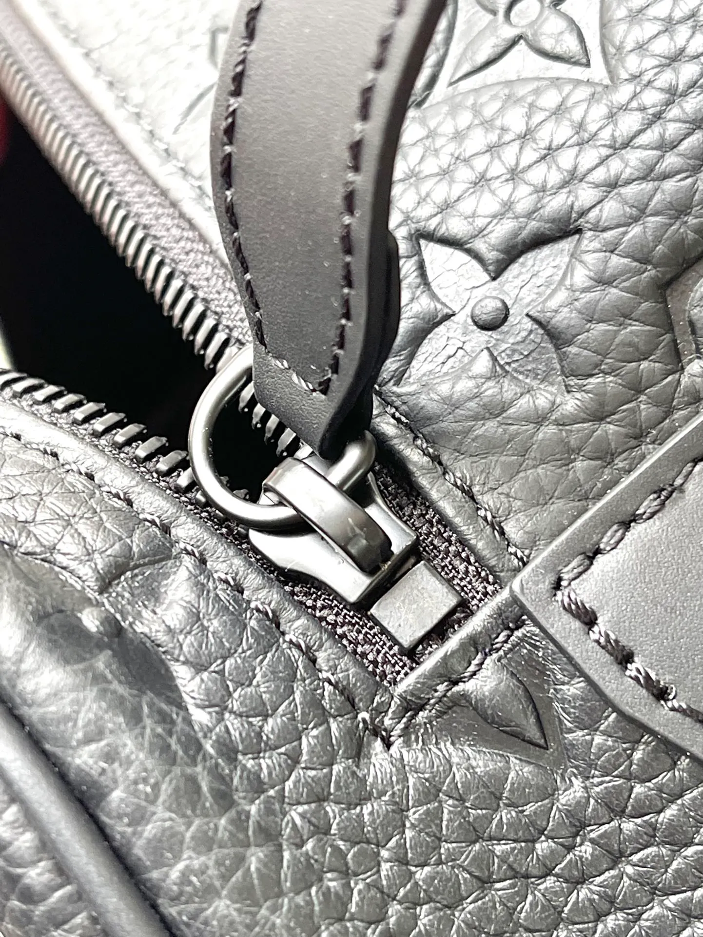 💰800 (top layer leather) Top quality original M59478 embossed This Dopp Kit toiletry bag is made of fine grain Taurillon Monogram leather, carrying toiletries and other personal items in an elegant way. The bag is spacious, equipped with double zipper closure and washable lining, making it both stylish and functional. This accessory makes a thoughtful gift or perfectly complements any travel bag. Detailed dimensions: 28 x 15 x 16.5 cm