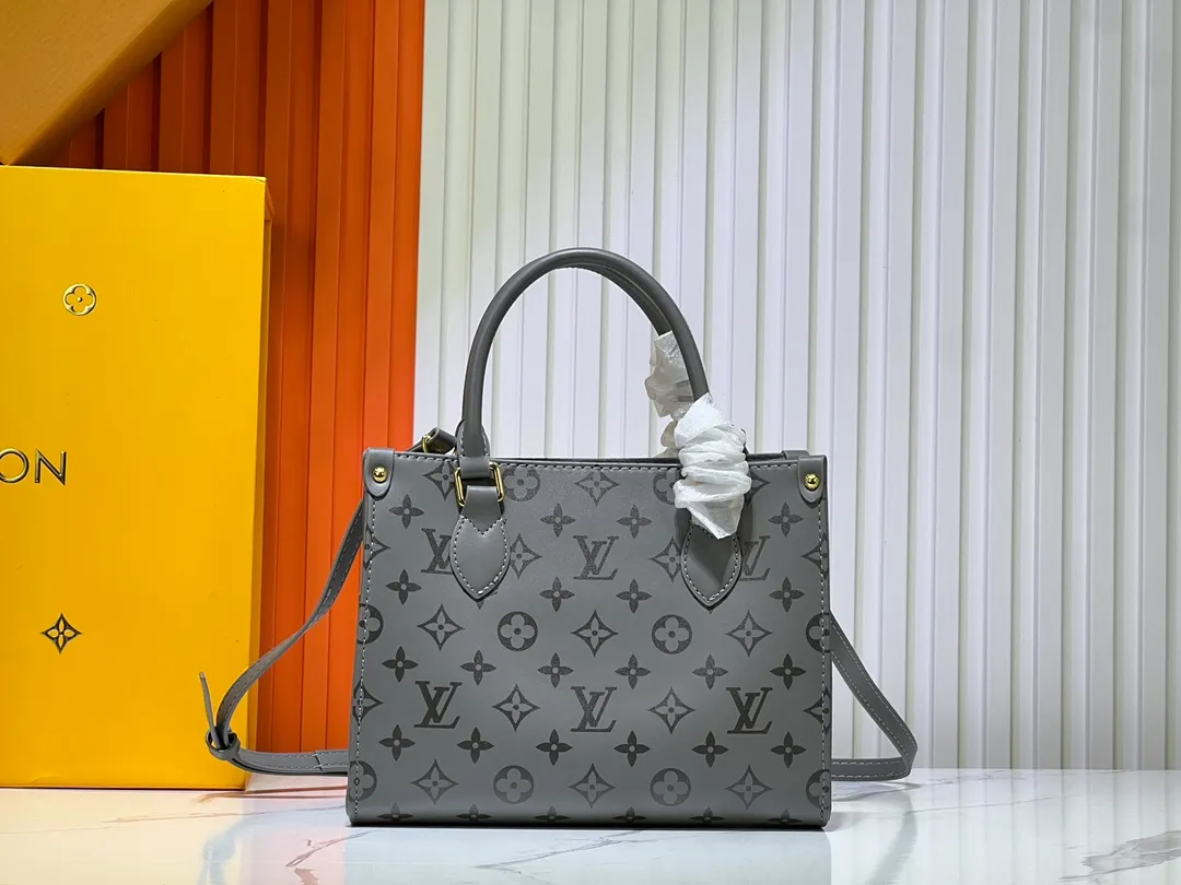 Batch 260💰Upgraded from the original M12465 M12775 M45659 M45607 MM45595 M46531 M45495 This Monogram Ink series OnTheGo medium handbag has a matte texture of smooth cow leather, and the rivet tabs on the corners pay tribute to the brand's classic hard box design. The neat interior has a large zipper pocket for storing banknotes and receipts. Dimensions: 25 x 19x 11 cm (length x height x width)