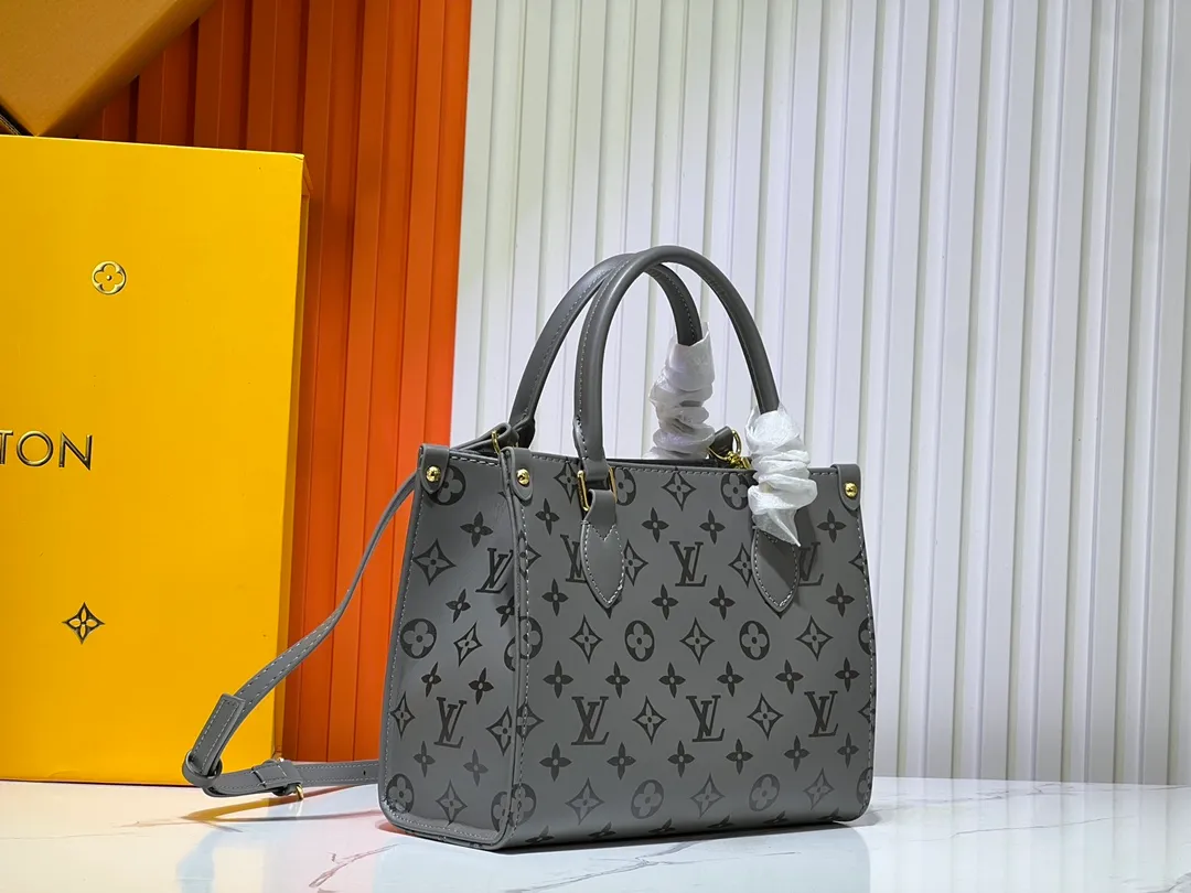 Batch 260💰Upgraded from the original M12465 M12775 M45659 M45607 MM45595 M46531 M45495 This Monogram Ink series OnTheGo medium handbag has a matte texture of smooth cow leather, and the rivet tabs on the corners pay tribute to the brand's classic hard box design. The neat interior has a large zipper pocket for storing banknotes and receipts. Dimensions: 25 x 19x 11 cm (length x height x width)