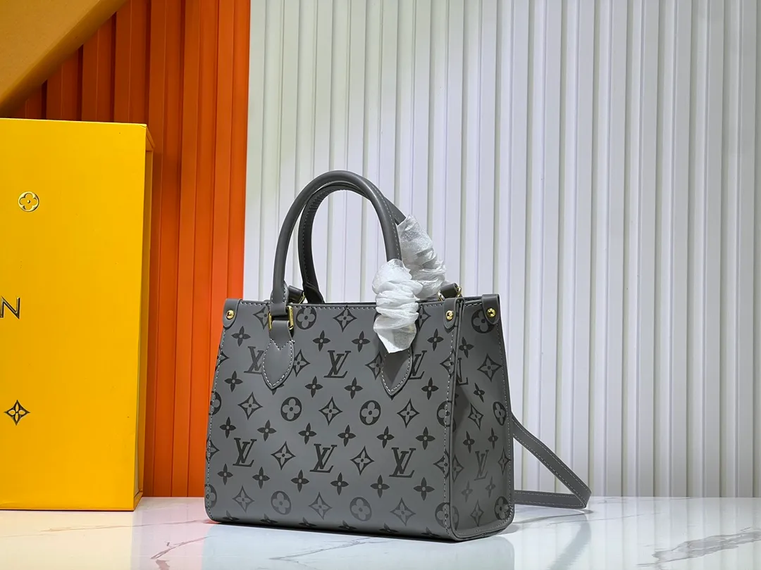 Batch 260💰Upgraded from the original M12465 M12775 M45659 M45607 MM45595 M46531 M45495 This Monogram Ink series OnTheGo medium handbag has a matte texture of smooth cow leather, and the rivet tabs on the corners pay tribute to the brand's classic hard box design. The neat interior has a large zipper pocket for storing banknotes and receipts. Dimensions: 25 x 19x 11 cm (length x height x width)