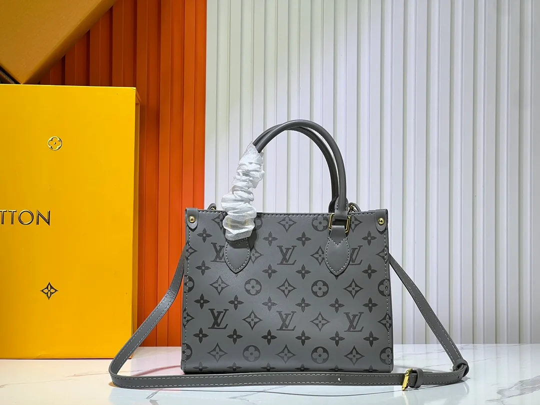 Batch 260💰Upgraded from the original M12465 M12775 M45659 M45607 MM45595 M46531 M45495 This Monogram Ink series OnTheGo medium handbag has a matte texture of smooth cow leather, and the rivet tabs on the corners pay tribute to the brand's classic hard box design. The neat interior has a large zipper pocket for storing banknotes and receipts. Dimensions: 25 x 19x 11 cm (length x height x width)