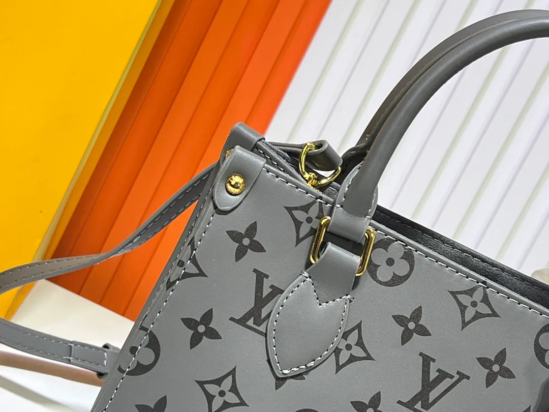 Batch 260💰Upgraded from the original M12465 M12775 M45659 M45607 MM45595 M46531 M45495 This Monogram Ink series OnTheGo medium handbag has a matte texture of smooth cow leather, and the rivet tabs on the corners pay tribute to the brand's classic hard box design. The neat interior has a large zipper pocket for storing banknotes and receipts. Dimensions: 25 x 19x 11 cm (length x height x width)