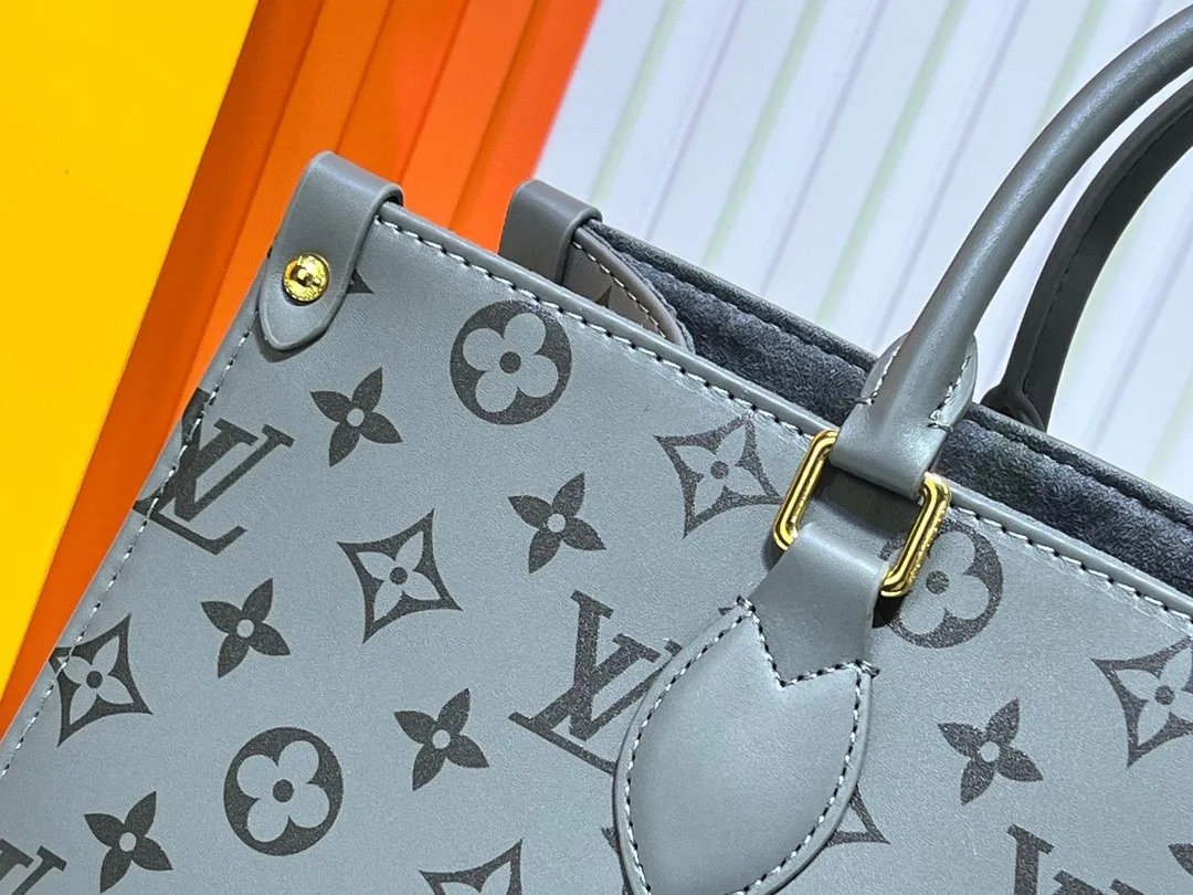 Batch 260💰Upgraded from the original M12465 M12775 M45659 M45607 MM45595 M46531 M45495 This Monogram Ink series OnTheGo medium handbag has a matte texture of smooth cow leather, and the rivet tabs on the corners pay tribute to the brand's classic hard box design. The neat interior has a large zipper pocket for storing banknotes and receipts. Dimensions: 25 x 19x 11 cm (length x height x width)