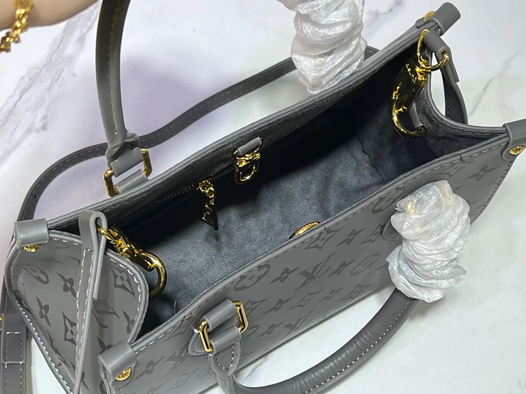 Batch 260💰Upgraded from the original M12465 M12775 M45659 M45607 MM45595 M46531 M45495 This Monogram Ink series OnTheGo medium handbag has a matte texture of smooth cow leather, and the rivet tabs on the corners pay tribute to the brand's classic hard box design. The neat interior has a large zipper pocket for storing banknotes and receipts. Dimensions: 25 x 19x 11 cm (length x height x width)