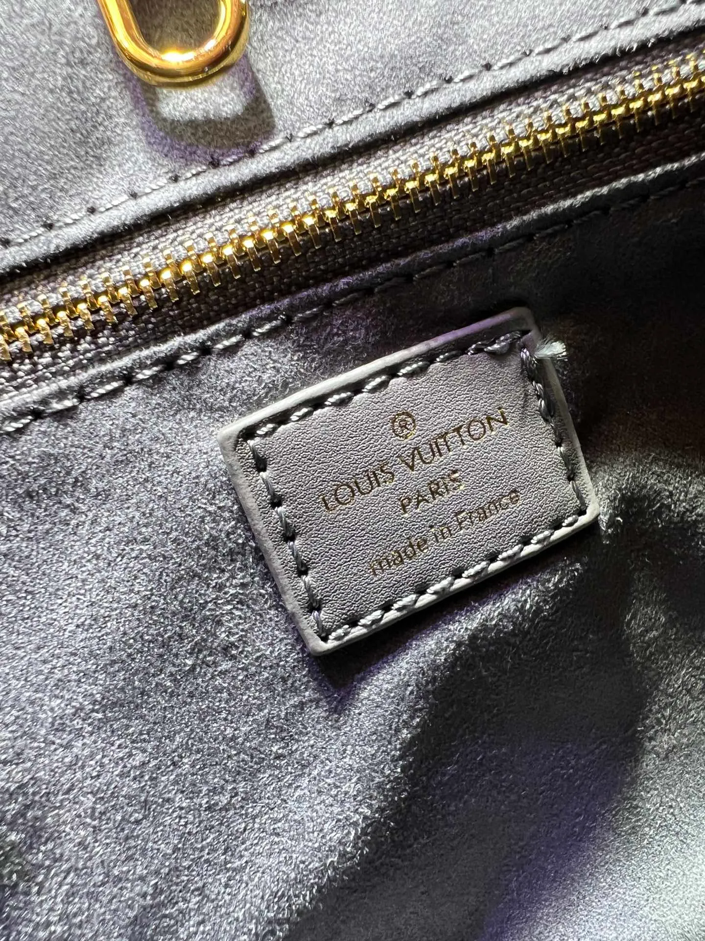 Batch 260💰Upgraded from the original M12465 M12775 M45659 M45607 MM45595 M46531 M45495 This Monogram Ink series OnTheGo medium handbag has a matte texture of smooth cow leather, and the rivet tabs on the corners pay tribute to the brand's classic hard box design. The neat interior has a large zipper pocket for storing banknotes and receipts. Dimensions: 25 x 19x 11 cm (length x height x width)