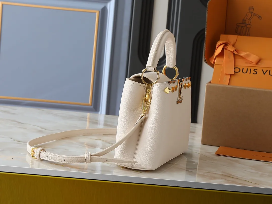 💰400💰Guangzhou goods Upgraded from the original M12135 M11964 M12751 This Capucines BB handbag is made of Taurillon cow leather, decorated with mixed metal rhombus Malletage elements on the upper edge, showing a gorgeous interpretation of the classic design. The flap allows for an external or internal style, the neat interior features multiple pockets, and the adjustable shoulder strap adds a cross-body option to the top handle. 27.0 x 17.3 x 9.0 cm (length x height x width)