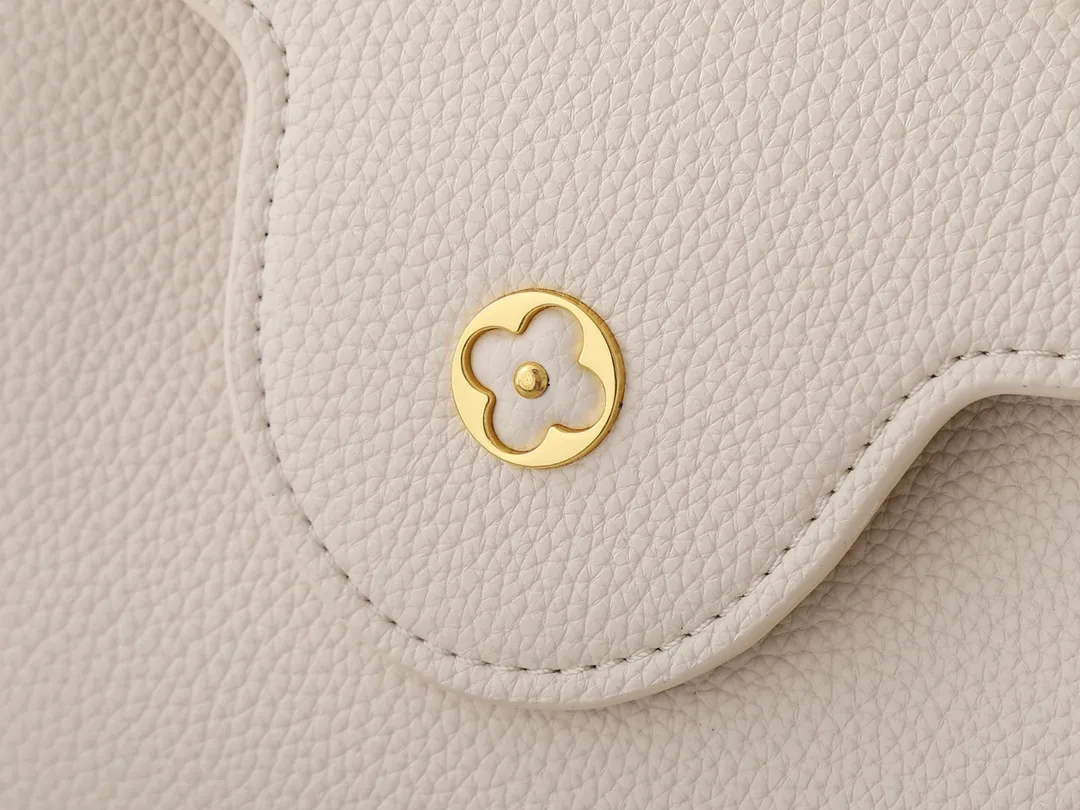💰400💰Guangzhou goods Upgraded from the original M12135 M11964 M12751 This Capucines BB handbag is made of Taurillon cow leather, decorated with mixed metal rhombus Malletage elements on the upper edge, showing a gorgeous interpretation of the classic design. The flap allows for an external or internal style, the neat interior features multiple pockets, and the adjustable shoulder strap adds a cross-body option to the top handle. 27.0 x 17.3 x 9.0 cm (length x height x width)