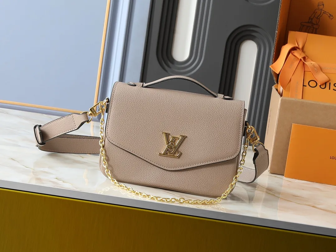 💰260💰Upgraded from the original M22952 M22792 M22735. This Oxford handbag is made of soft grain leather and uses dazzling metal parts to highlight the brand style. The detachable chain and adjustable leather strap allow for a variety of carrying options, adding a dynamic feel to everyday life and day and night occasions. Dimensions: 22.0 x 16.0 x 9.5 cm (length x height x width)