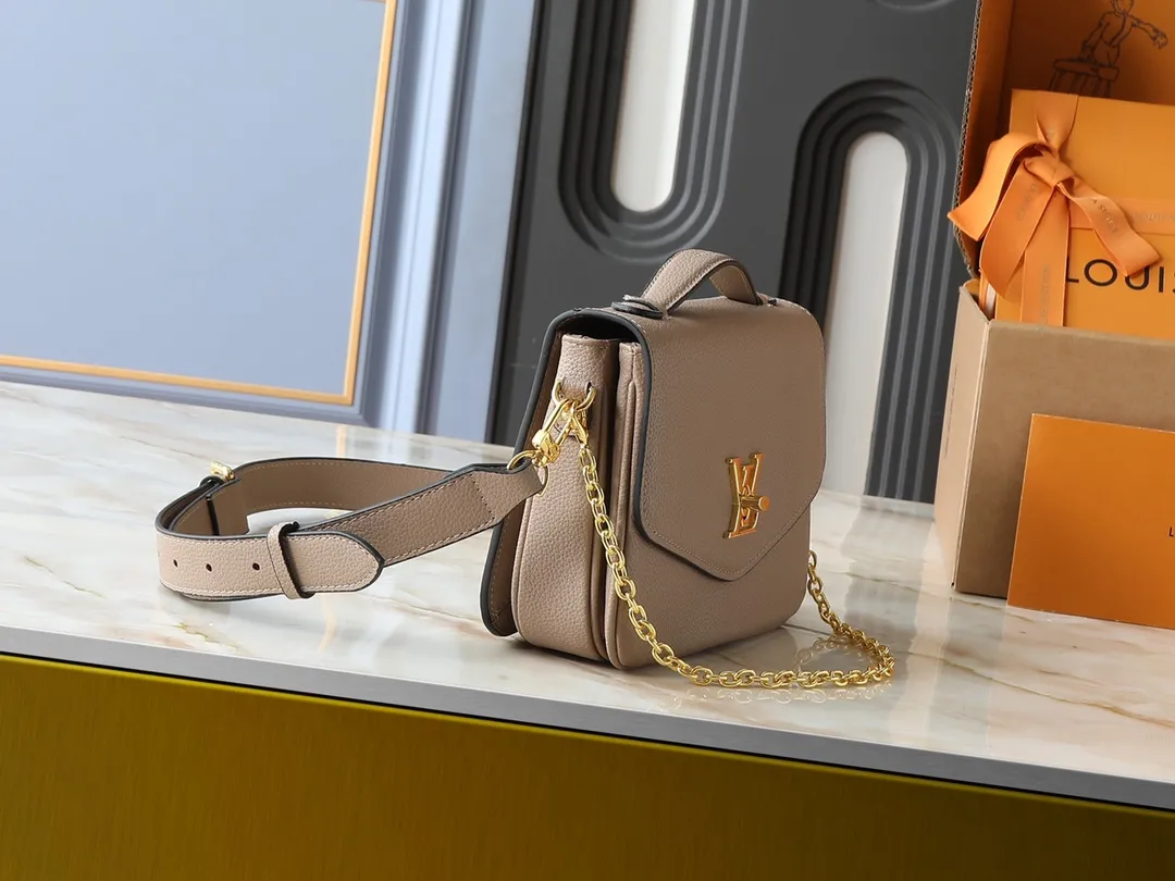 💰260💰Upgraded from the original M22952 M22792 M22735. This Oxford handbag is made of soft grain leather and uses dazzling metal parts to highlight the brand style. The detachable chain and adjustable leather strap allow for a variety of carrying options, adding a dynamic feel to everyday life and day and night occasions. Dimensions: 22.0 x 16.0 x 9.5 cm (length x height x width)