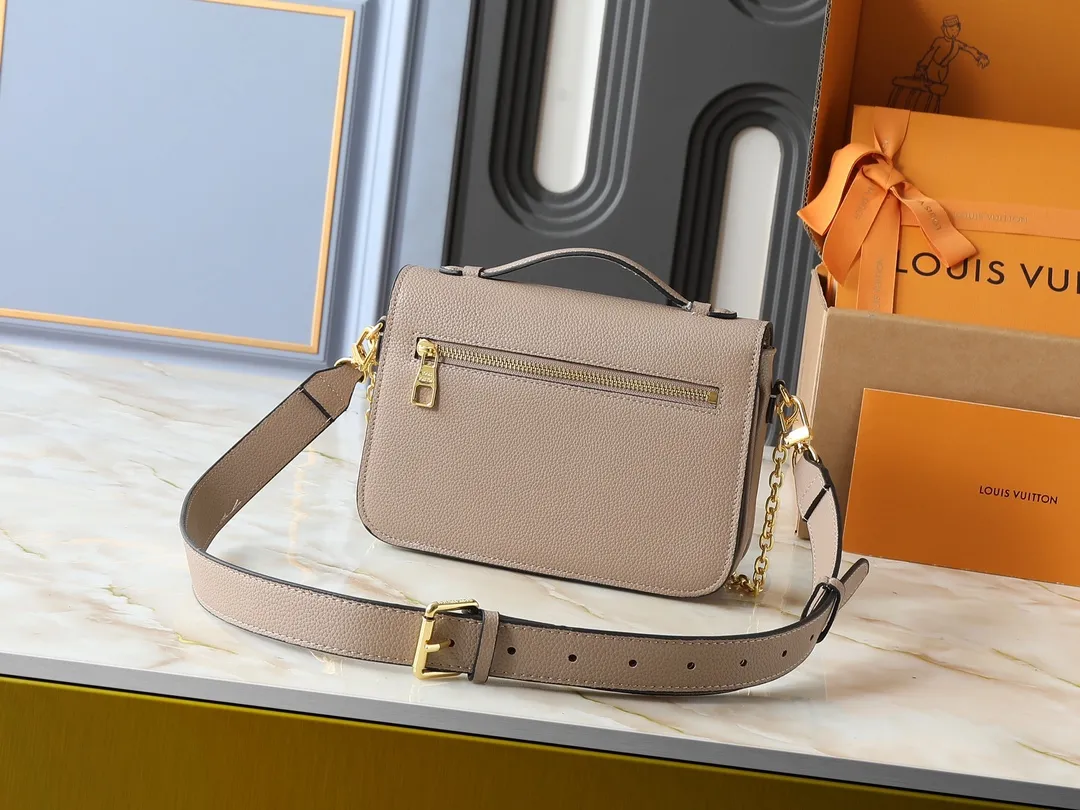 💰260💰Upgraded from the original M22952 M22792 M22735. This Oxford handbag is made of soft grain leather and uses dazzling metal parts to highlight the brand style. The detachable chain and adjustable leather strap allow for a variety of carrying options, adding a dynamic feel to everyday life and day and night occasions. Dimensions: 22.0 x 16.0 x 9.5 cm (length x height x width)