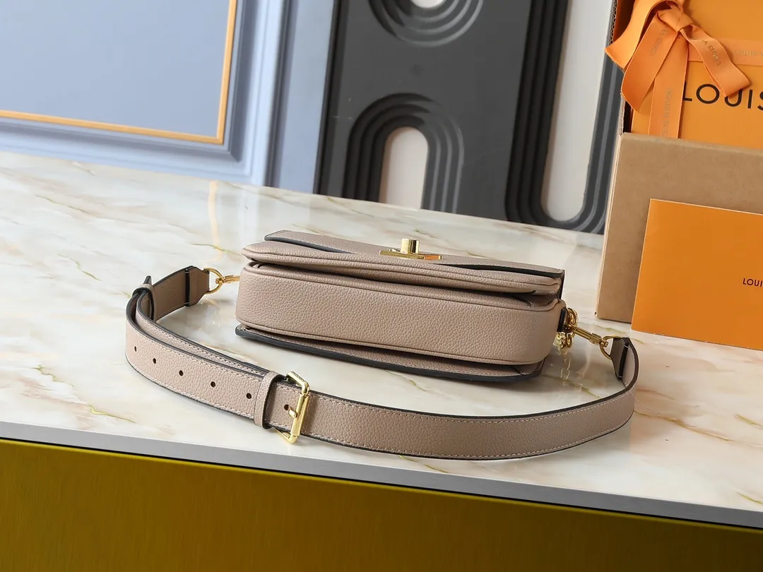 💰260💰Upgraded from the original M22952 M22792 M22735. This Oxford handbag is made of soft grain leather and uses dazzling metal parts to highlight the brand style. The detachable chain and adjustable leather strap allow for a variety of carrying options, adding a dynamic feel to everyday life and day and night occasions. Dimensions: 22.0 x 16.0 x 9.5 cm (length x height x width)