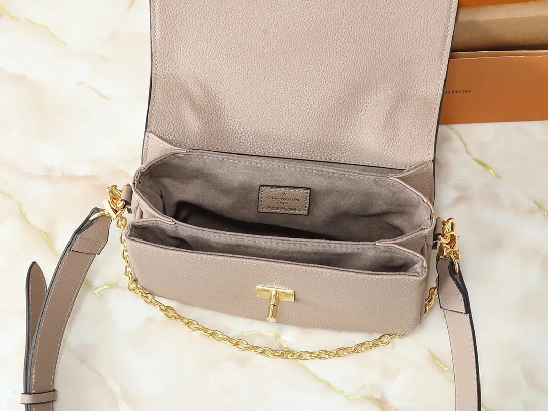 💰260💰Upgraded from the original M22952 M22792 M22735. This Oxford handbag is made of soft grain leather and uses dazzling metal parts to highlight the brand style. The detachable chain and adjustable leather strap allow for a variety of carrying options, adding a dynamic feel to everyday life and day and night occasions. Dimensions: 22.0 x 16.0 x 9.5 cm (length x height x width)