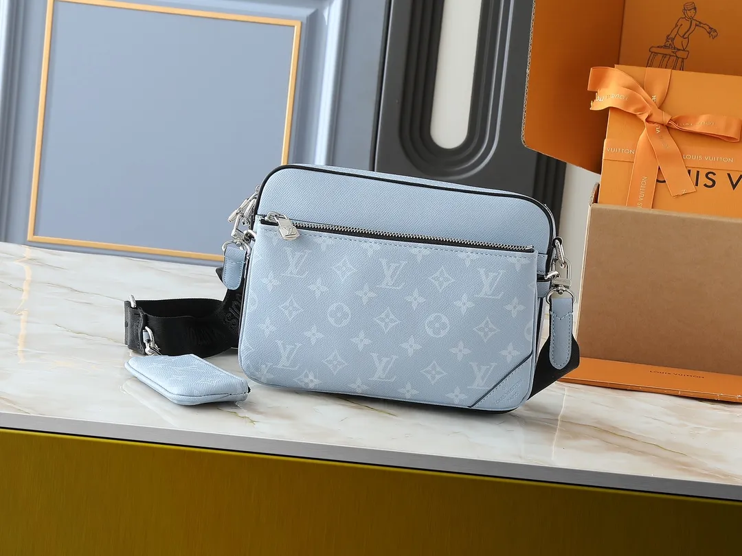 💰260💰Upgraded from the original M14069 M11648 M11645 M24754 M46603 M46602 M46604 M69443 This Trio messenger bag is made of Monogram embossed cow leather. The zippered front pocket and the small coin purse on the shoulder strap are both detachable, enriching the functional design with the main compartment. The removable and adjustable jacquard fabric shoulder strap is marked with the brand's logo for comfortable shoulder and cross-body wear. Size: 25×18.5×7cm
