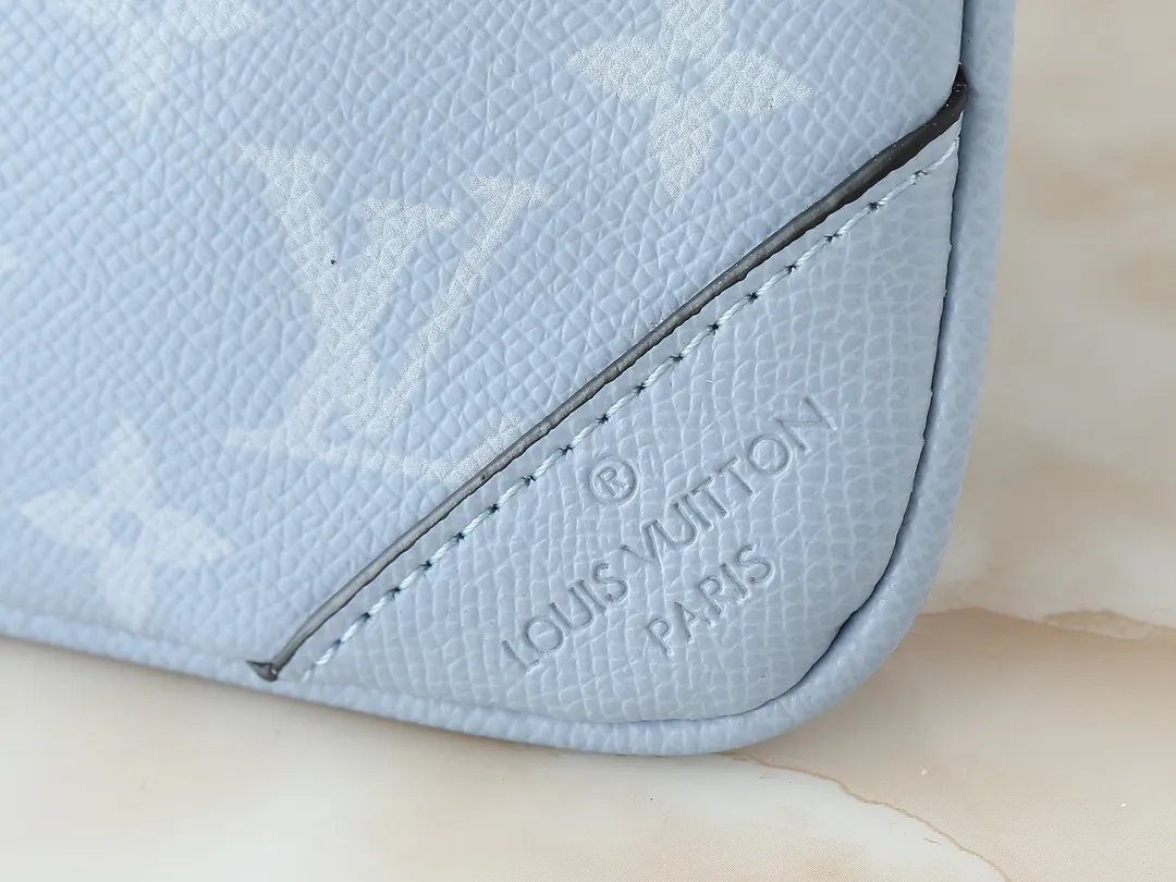 💰260💰Upgraded from the original M14069 M11648 M11645 M24754 M46603 M46602 M46604 M69443 This Trio messenger bag is made of Monogram embossed cow leather. The zippered front pocket and the small coin purse on the shoulder strap are both detachable, enriching the functional design with the main compartment. The removable and adjustable jacquard fabric shoulder strap is marked with the brand's logo for comfortable shoulder and cross-body wear. Size: 25×18.5×7cm