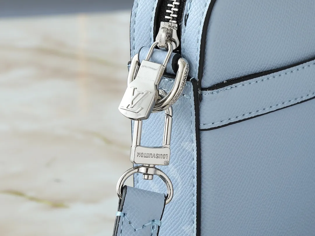💰260💰Upgraded from the original M14069 M11648 M11645 M24754 M46603 M46602 M46604 M69443 This Trio messenger bag is made of Monogram embossed cow leather. The zippered front pocket and the small coin purse on the shoulder strap are both detachable, enriching the functional design with the main compartment. The removable and adjustable jacquard fabric shoulder strap is marked with the brand's logo for comfortable shoulder and cross-body wear. Size: 25×18.5×7cm