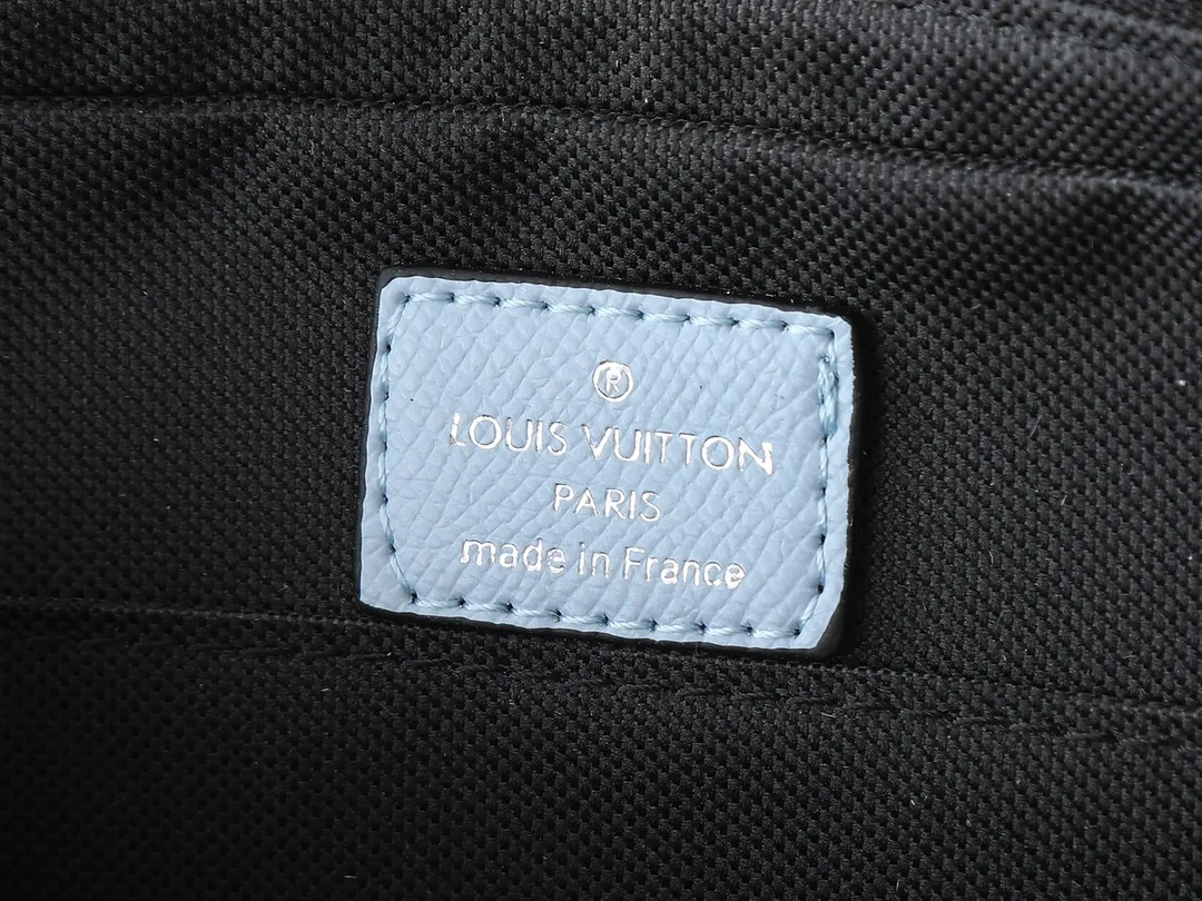 💰260💰Upgraded from the original M14069 M11648 M11645 M24754 M46603 M46602 M46604 M69443 This Trio messenger bag is made of Monogram embossed cow leather. The zippered front pocket and the small coin purse on the shoulder strap are both detachable, enriching the functional design with the main compartment. The removable and adjustable jacquard fabric shoulder strap is marked with the brand's logo for comfortable shoulder and cross-body wear. Size: 25×18.5×7cm