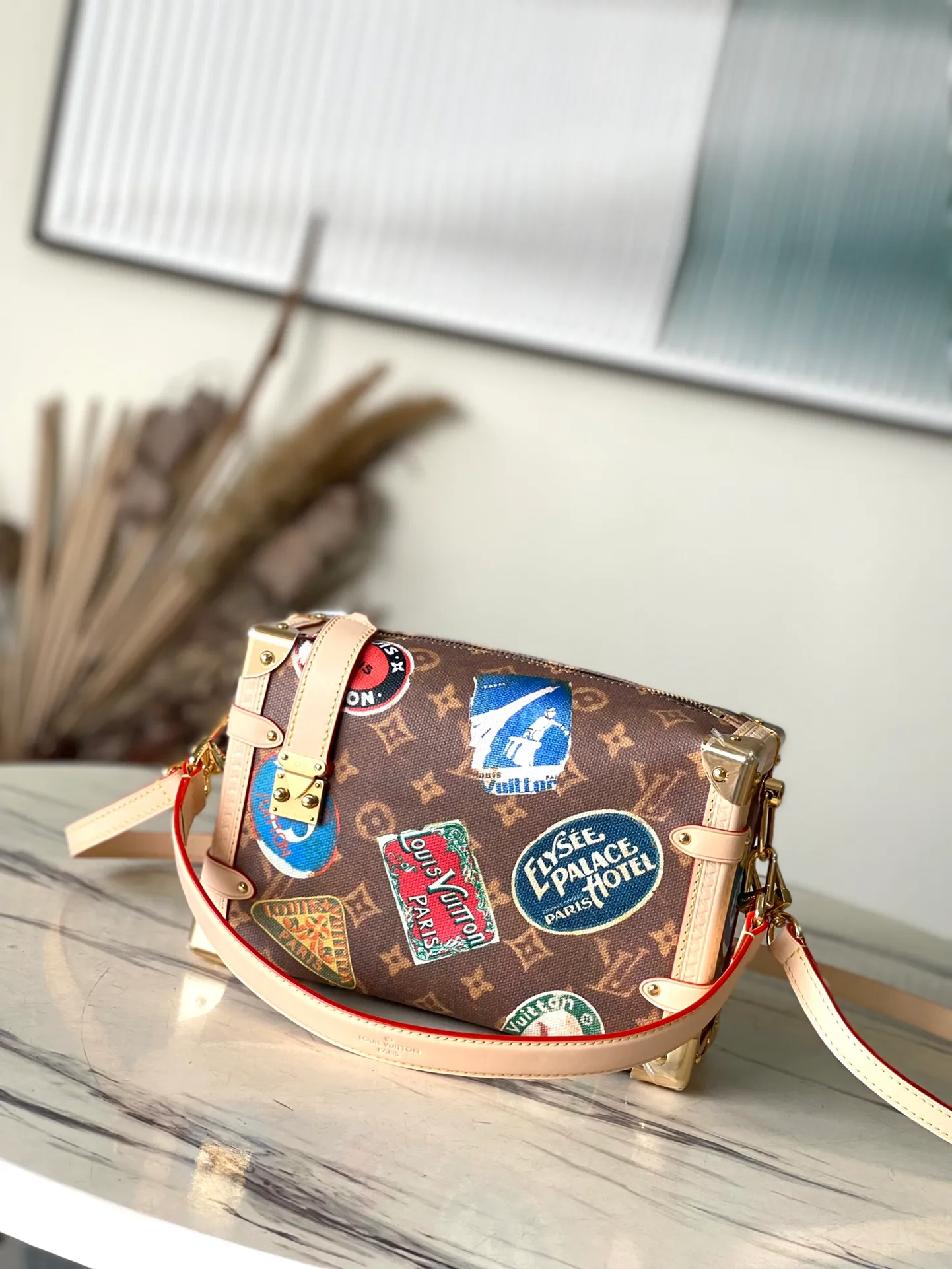 💰1180 Top Original Order M47085 This SideTrunk medium handbag was elegantly unveiled at the 2024 spring and summer fashion show. It is made of resin-lacquered cotton and linen blend to create a soft touch. It is inspired by the Monogram Js coated canvas of the brand's classic hard case. The hotel label pays tribute to Gaston-LoulsVuitton's exquisite collection, and the cowhide leather trim adds a traditional touch. Both handle and shoulder strap are removable. Dimensions: 21 × 14 × 6 cm