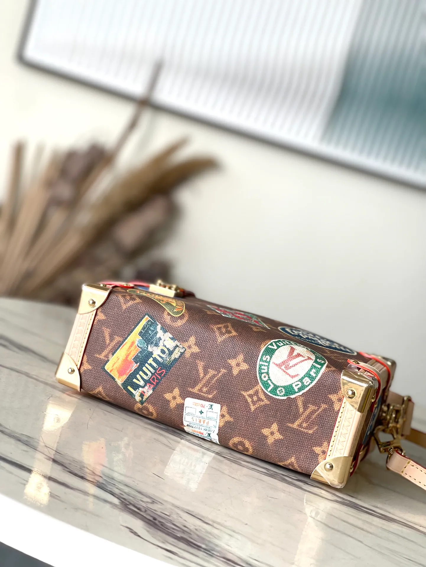 💰1180 Top Original Order M47085 This SideTrunk medium handbag was elegantly unveiled at the 2024 spring and summer fashion show. It is made of resin-lacquered cotton and linen blend to create a soft touch. It is inspired by the Monogram Js coated canvas of the brand's classic hard case. The hotel label pays tribute to Gaston-LoulsVuitton's exquisite collection, and the cowhide leather trim adds a traditional touch. Both handle and shoulder strap are removable. Dimensions: 21 × 14 × 6 cm