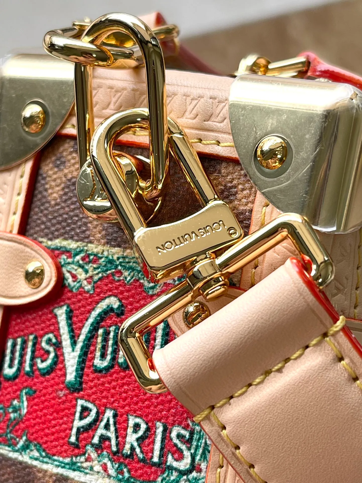 💰1180 Top Original Order M47085 This SideTrunk medium handbag was elegantly unveiled at the 2024 spring and summer fashion show. It is made of resin-lacquered cotton and linen blend to create a soft touch. It is inspired by the Monogram Js coated canvas of the brand's classic hard case. The hotel label pays tribute to Gaston-LoulsVuitton's exquisite collection, and the cowhide leather trim adds a traditional touch. Both handle and shoulder strap are removable. Dimensions: 21 × 14 × 6 cm