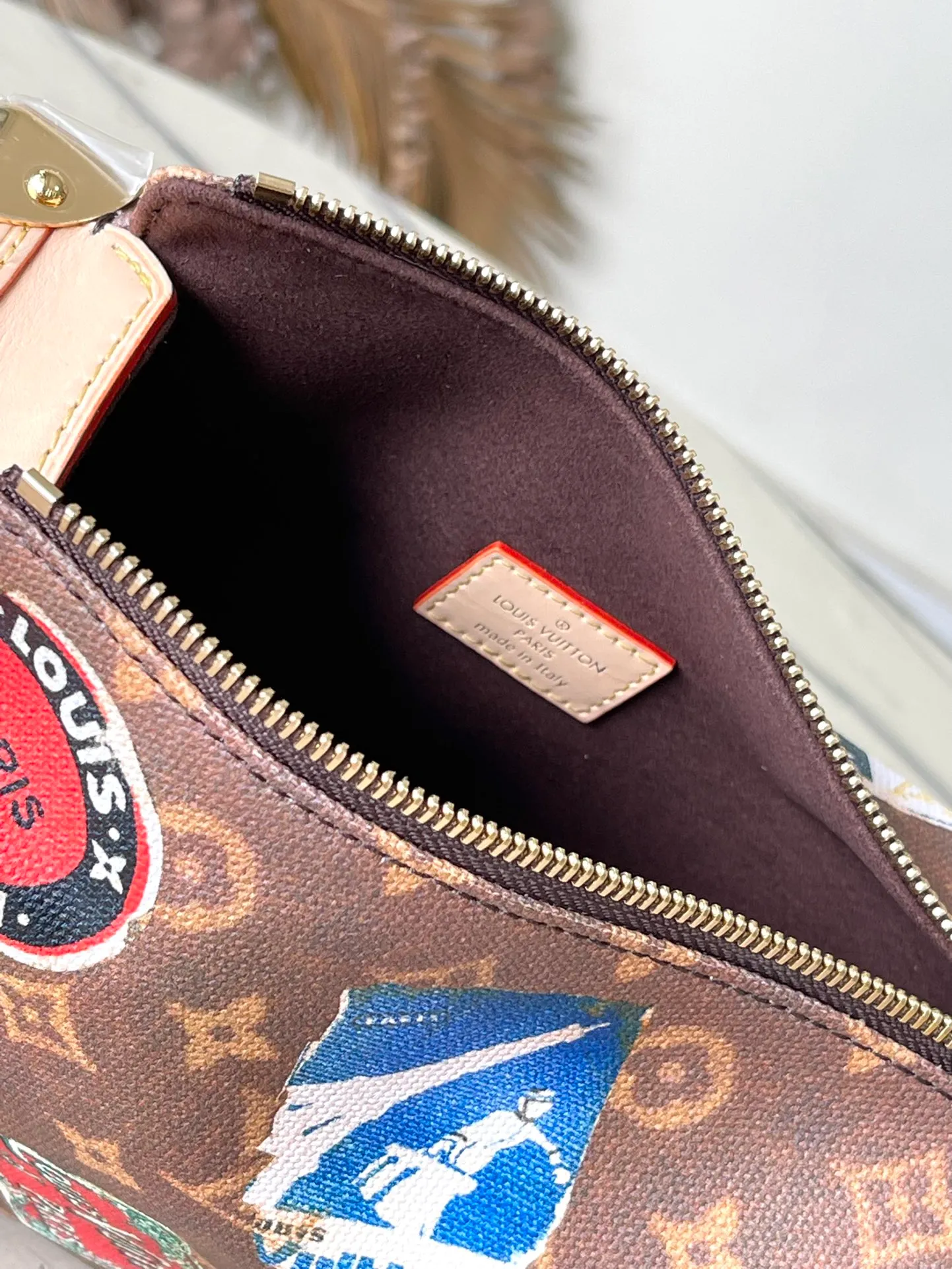 💰1180 Top Original Order M47085 This SideTrunk medium handbag was elegantly unveiled at the 2024 spring and summer fashion show. It is made of resin-lacquered cotton and linen blend to create a soft touch. It is inspired by the Monogram Js coated canvas of the brand's classic hard case. The hotel label pays tribute to Gaston-LoulsVuitton's exquisite collection, and the cowhide leather trim adds a traditional touch. Both handle and shoulder strap are removable. Dimensions: 21 × 14 × 6 cm