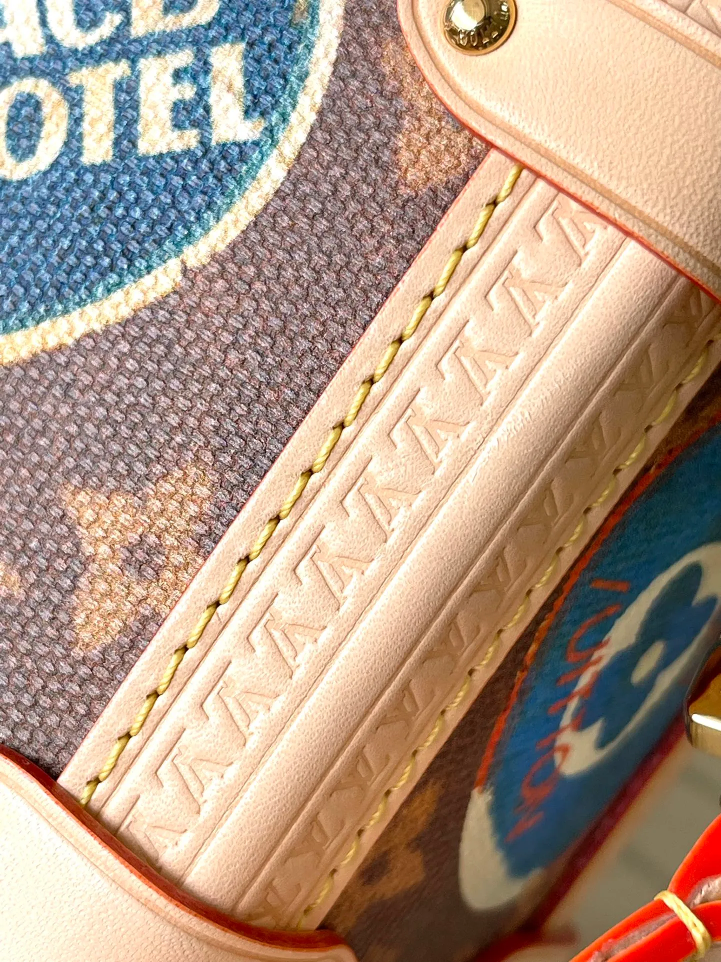 💰1180 Top Original Order M47085 This SideTrunk medium handbag was elegantly unveiled at the 2024 spring and summer fashion show. It is made of resin-lacquered cotton and linen blend to create a soft touch. It is inspired by the Monogram Js coated canvas of the brand's classic hard case. The hotel label pays tribute to Gaston-LoulsVuitton's exquisite collection, and the cowhide leather trim adds a traditional touch. Both handle and shoulder strap are removable. Dimensions: 21 × 14 × 6 cm