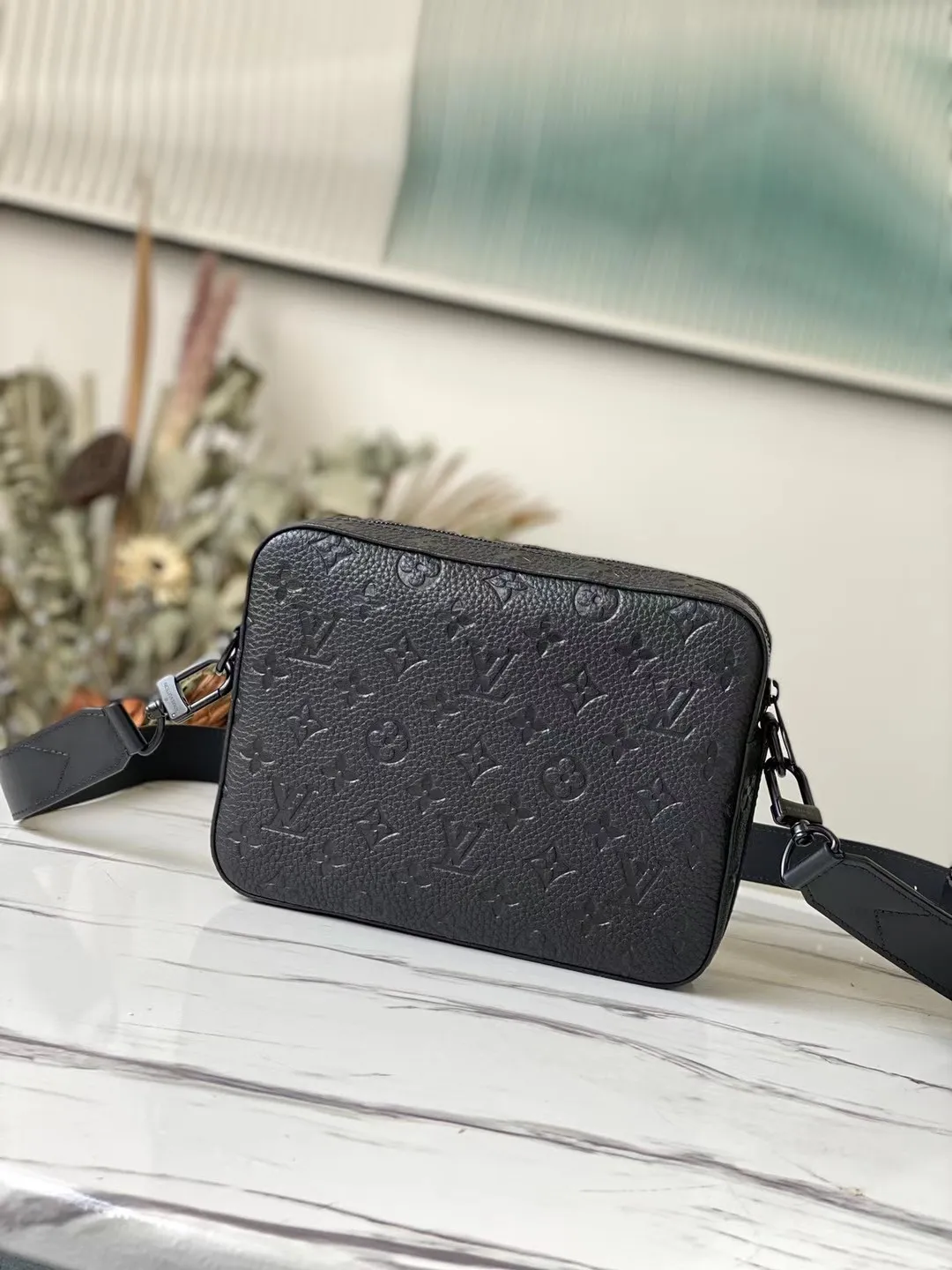 💰1100 (first-grain leather) top original order M57307 This new Steamer messenger bag injects the brand's traditional elements into the New Classics series with exquisite shape. Soft Monogram Taurillon leather is paired with classic elements like a Steamer-style chain. Comes with a detachable shoulder strap for easy carrying. Zippered compartments provide ample storage space, and front pocket flaps and magnetic locks keep items safe. Dimensions: 23.5 x 17 x 6 cm