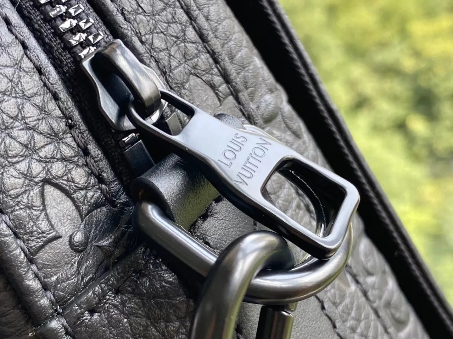 💰1100 (first-grain leather) top original order M57307 This new Steamer messenger bag injects the brand's traditional elements into the New Classics series with exquisite shape. Soft Monogram Taurillon leather is paired with classic elements like a Steamer-style chain. Comes with a detachable shoulder strap for easy carrying. Zippered compartments provide ample storage space, and front pocket flaps and magnetic locks keep items safe. Dimensions: 23.5 x 17 x 6 cm