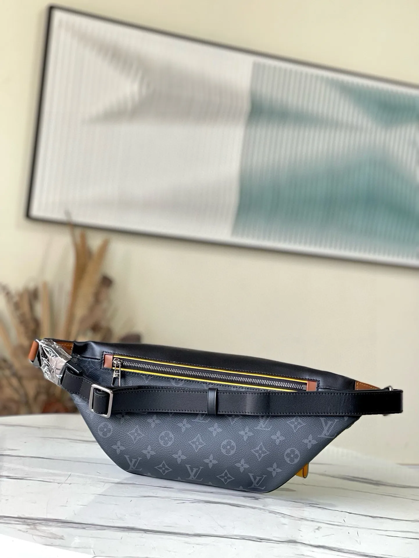 💰740 Top original order M45220 Bumbag presbyopic waist bag, a presbyopic waist bag that became popular all over the world when it was launched last year. The combination of the black flower black leather badge men's waist bag and chest bag is a classic that you will never tire of. It looks like a dumpling and looks cute and fashionable. It looks small but can be packed very well. It is both practical and stylish! Double zippered main compartment, adjustable waistband, and a fitted zippered pocket on the back. Dimensions: 37 x 14 x 13 cm