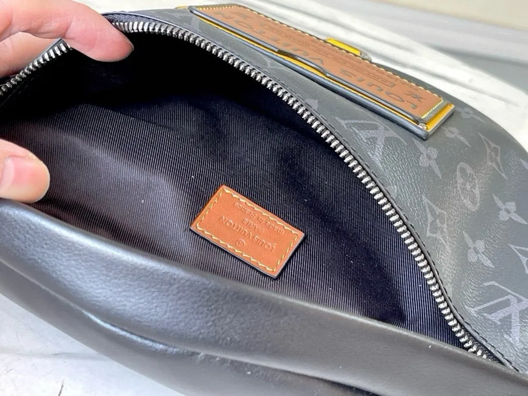 💰740 Top original order M45220 Bumbag presbyopic waist bag, a presbyopic waist bag that became popular all over the world when it was launched last year. The combination of the black flower black leather badge men's waist bag and chest bag is a classic that you will never tire of. It looks like a dumpling and looks cute and fashionable. It looks small but can be packed very well. It is both practical and stylish! Double zippered main compartment, adjustable waistband, and a fitted zippered pocket on the back. Dimensions: 37 x 14 x 13 cm