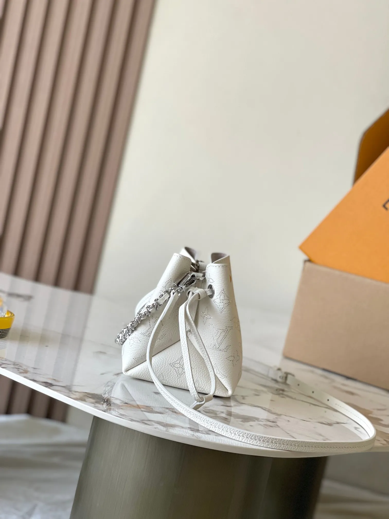p2000 [Special grade MB chip version original leather] PICO BELLA mini bucket handbag Model: M12764 white dynamic chip version 163C Material: A-grade all-steel hardware, imported original fabric Packaging: full set of original duty-free MB packaging Size: 13*11*10.5CM