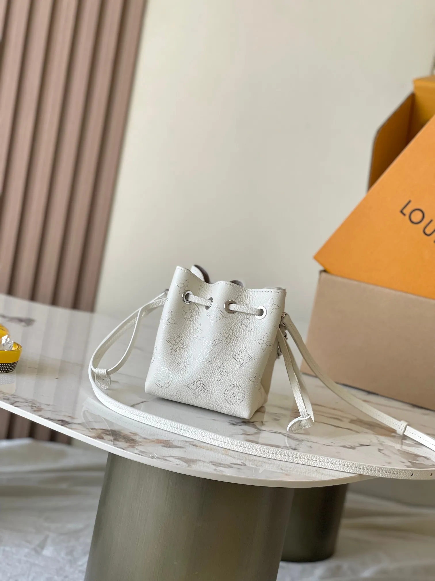 p2000 [Special grade MB chip version original leather] PICO BELLA mini bucket handbag Model: M12764 white dynamic chip version 163C Material: A-grade all-steel hardware, imported original fabric Packaging: full set of original duty-free MB packaging Size: 13*11*10.5CM