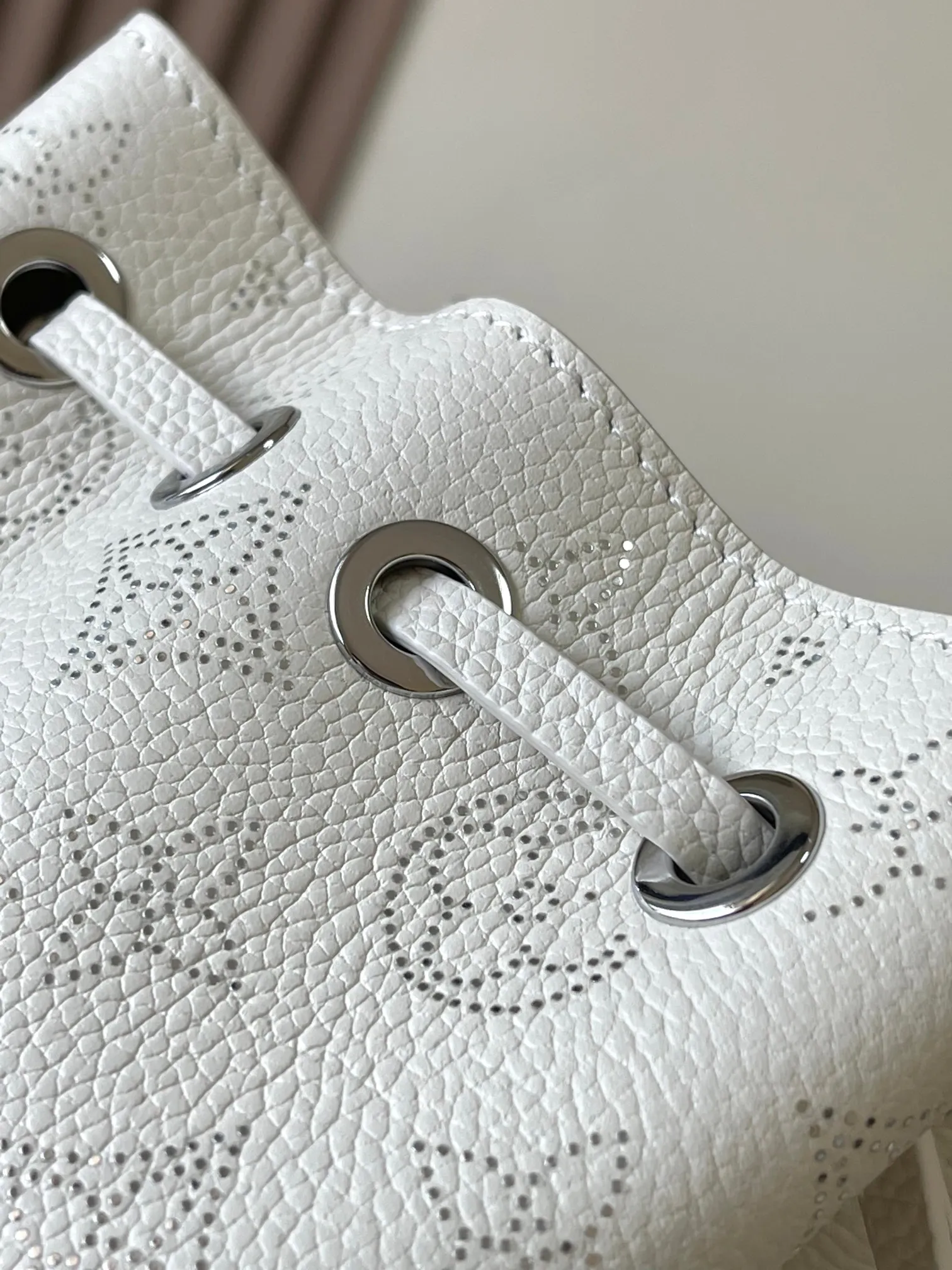 p2000 [Special grade MB chip version original leather] PICO BELLA mini bucket handbag Model: M12764 white dynamic chip version 163C Material: A-grade all-steel hardware, imported original fabric Packaging: full set of original duty-free MB packaging Size: 13*11*10.5CM