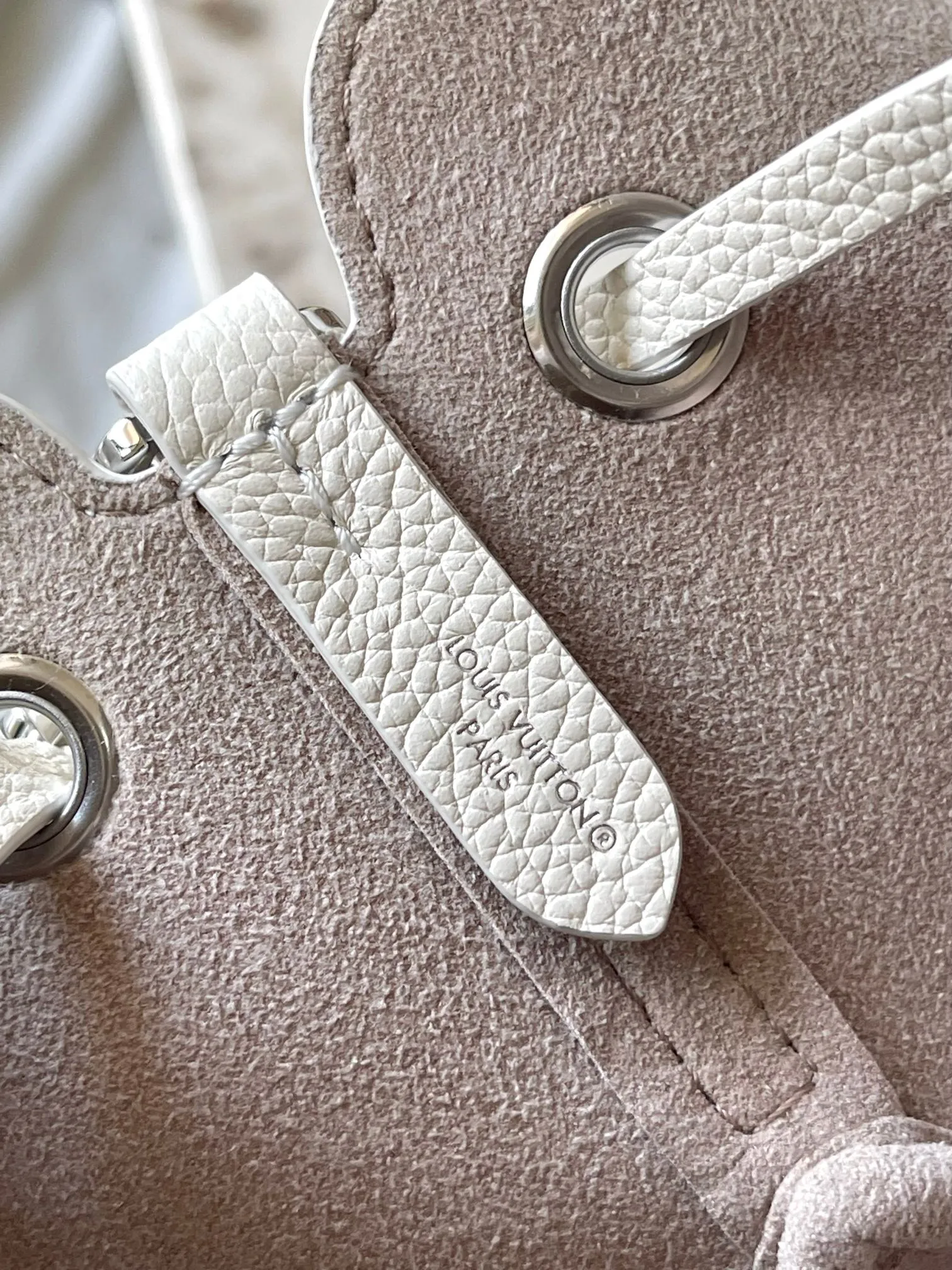 p2000 [Special grade MB chip version original leather] PICO BELLA mini bucket handbag Model: M12764 white dynamic chip version 163C Material: A-grade all-steel hardware, imported original fabric Packaging: full set of original duty-free MB packaging Size: 13*11*10.5CM