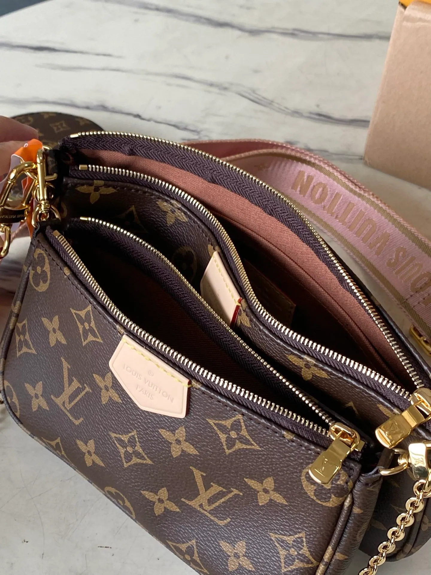 💰560 Top original order M44840 pink. Support counter inspection. Photos taken of duty-free goods are consistent with the product without unpacking. This product is an exclusive duty-free product in the market and is the highest-end product. Inspection is supported. This product has passed strict inspection and is flawless. Please wear gloves when touching the product. This product is not returnable or exchangeable. Please confirm the product first and then remove the label on the handle. This product is temporarily not open to the public, only regular customers, and is in short supply. Dimensions: 24 x 16 x 6 cm